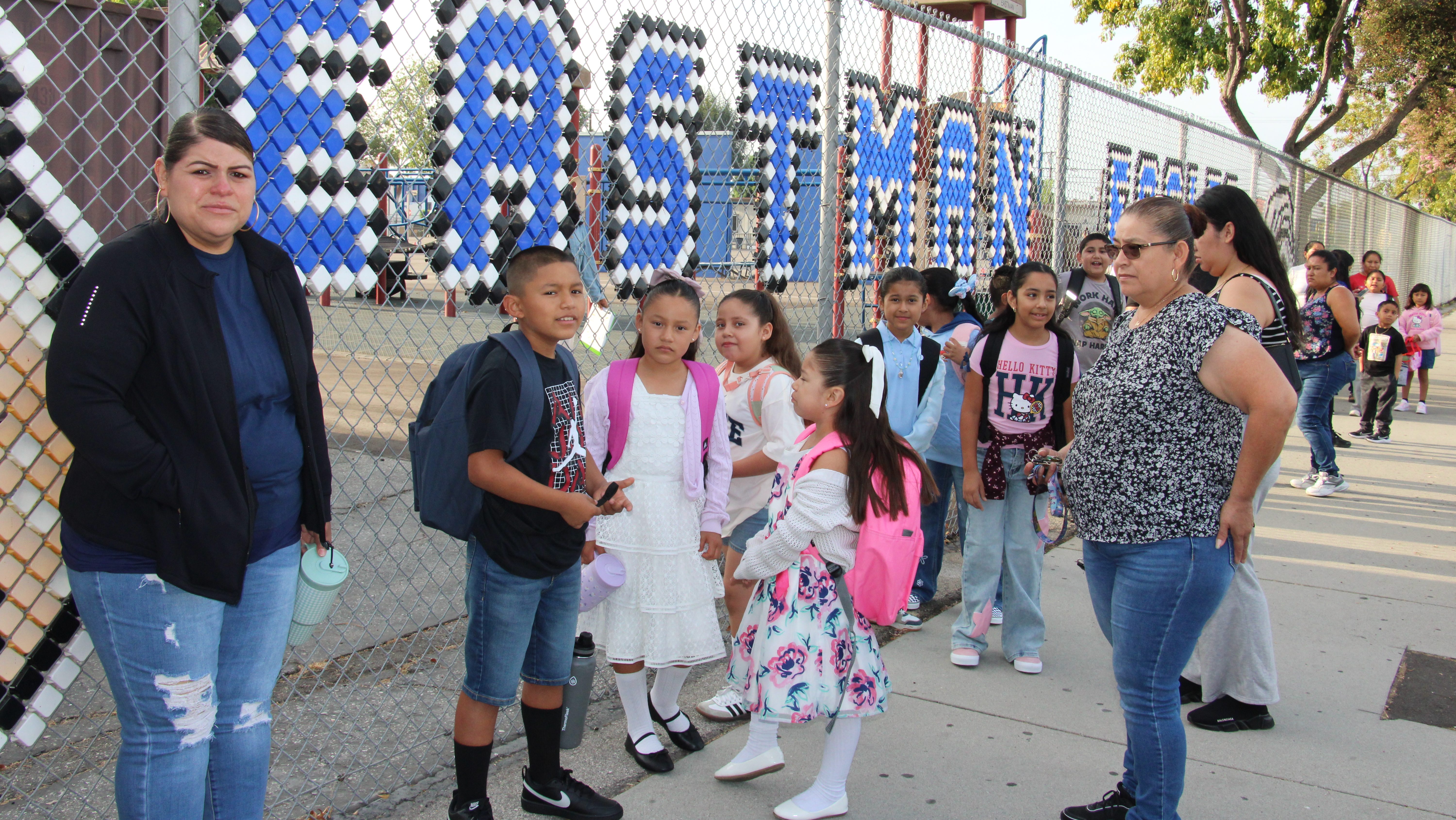 Regreso a clases en Boyle Heights con emociones, cambios… y moscas