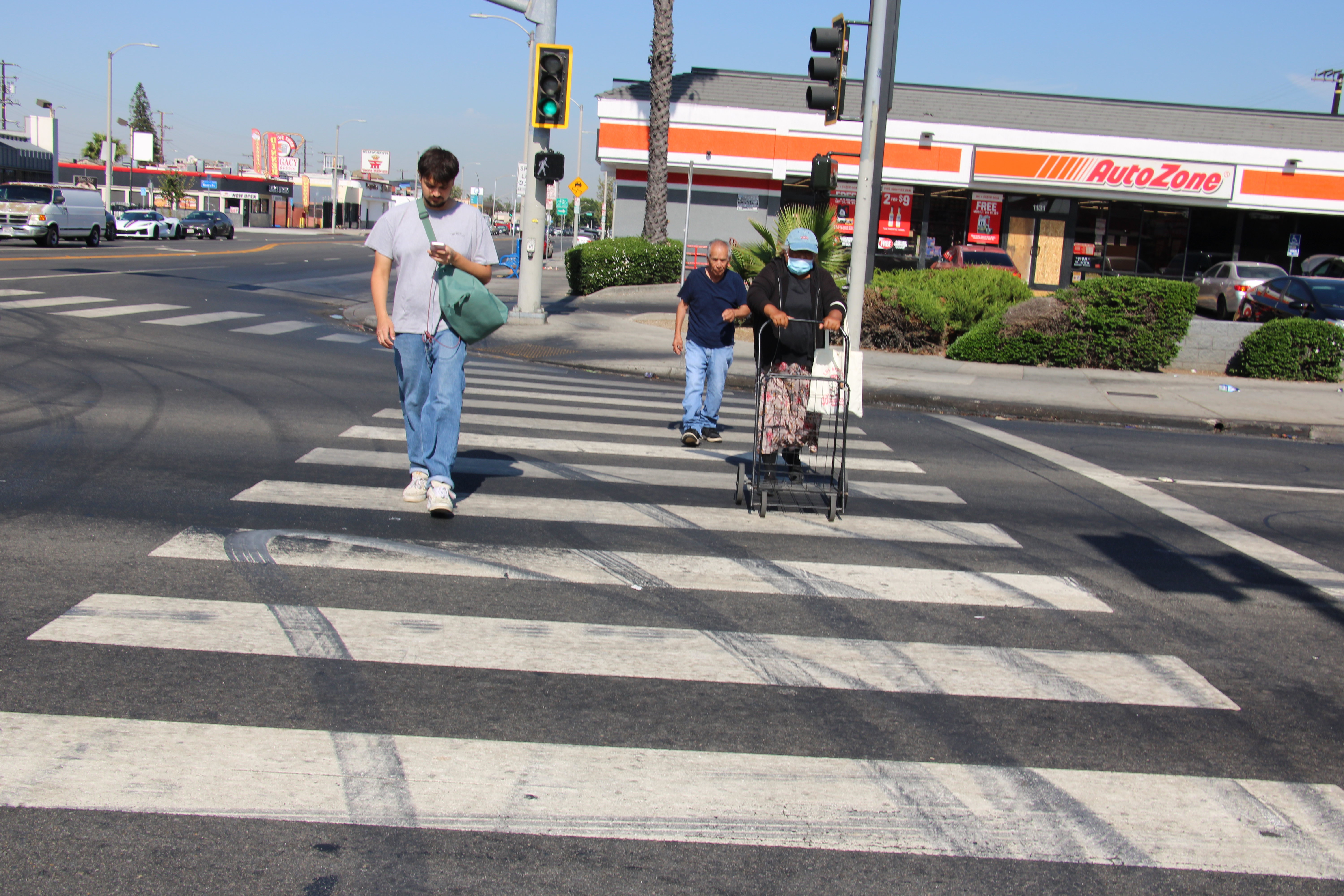 Quieren poner alto a la toma ilegal de calles en Los Ángeles