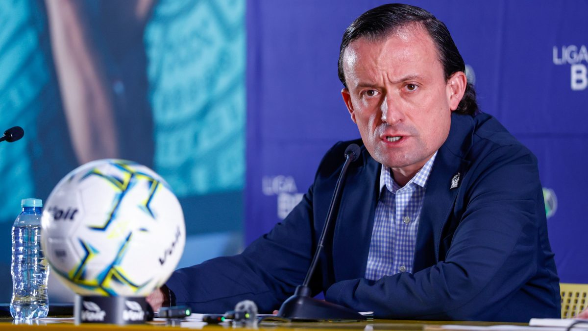 La furia por la falta de ascenso persigue a Mikel Arriola hasta los vuelos comerciales