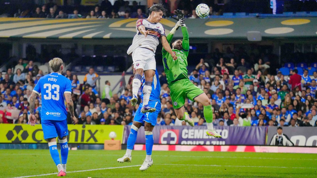 Atlante se tiró desde la tercera cuerda para acabar con el encanto y el invicto de Joel Huiqui
