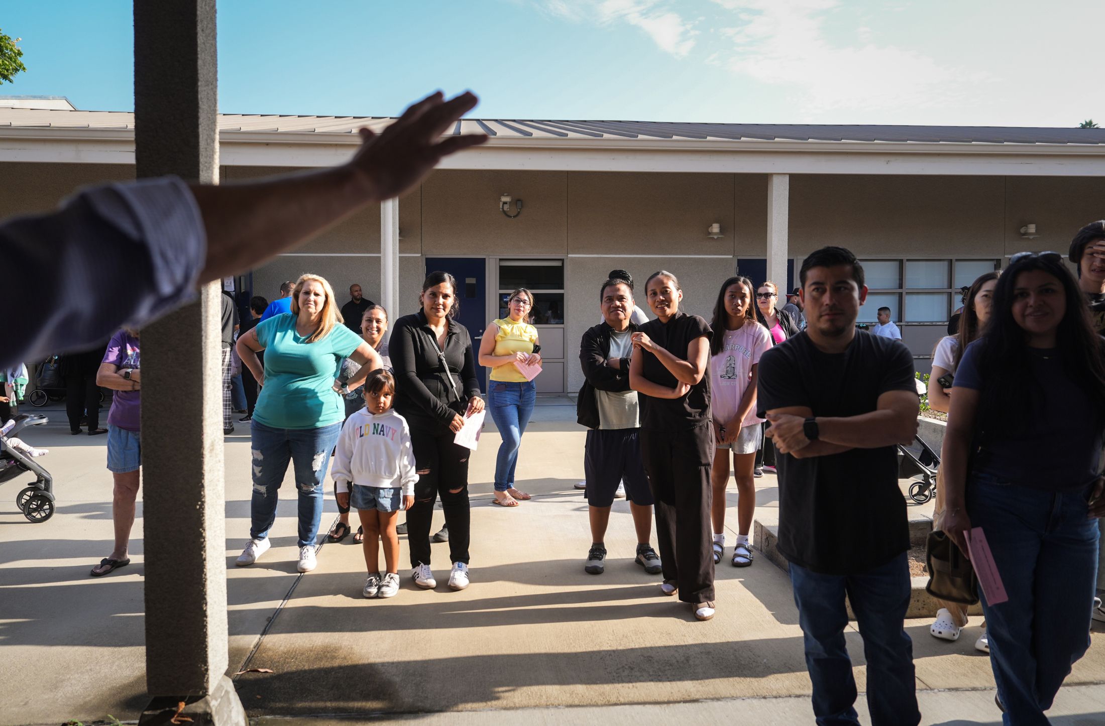 Maestros en Los Ángeles patrullan escuelas ante ICE: “No pueden llevarse a nuestros hijos”