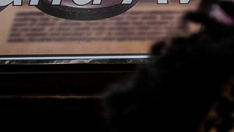 Inmigrantes haitianos comenzaron a salir de oficinas del ICE con tobilleras electrónicas tras el fin del programa de protección migratoria temporal.