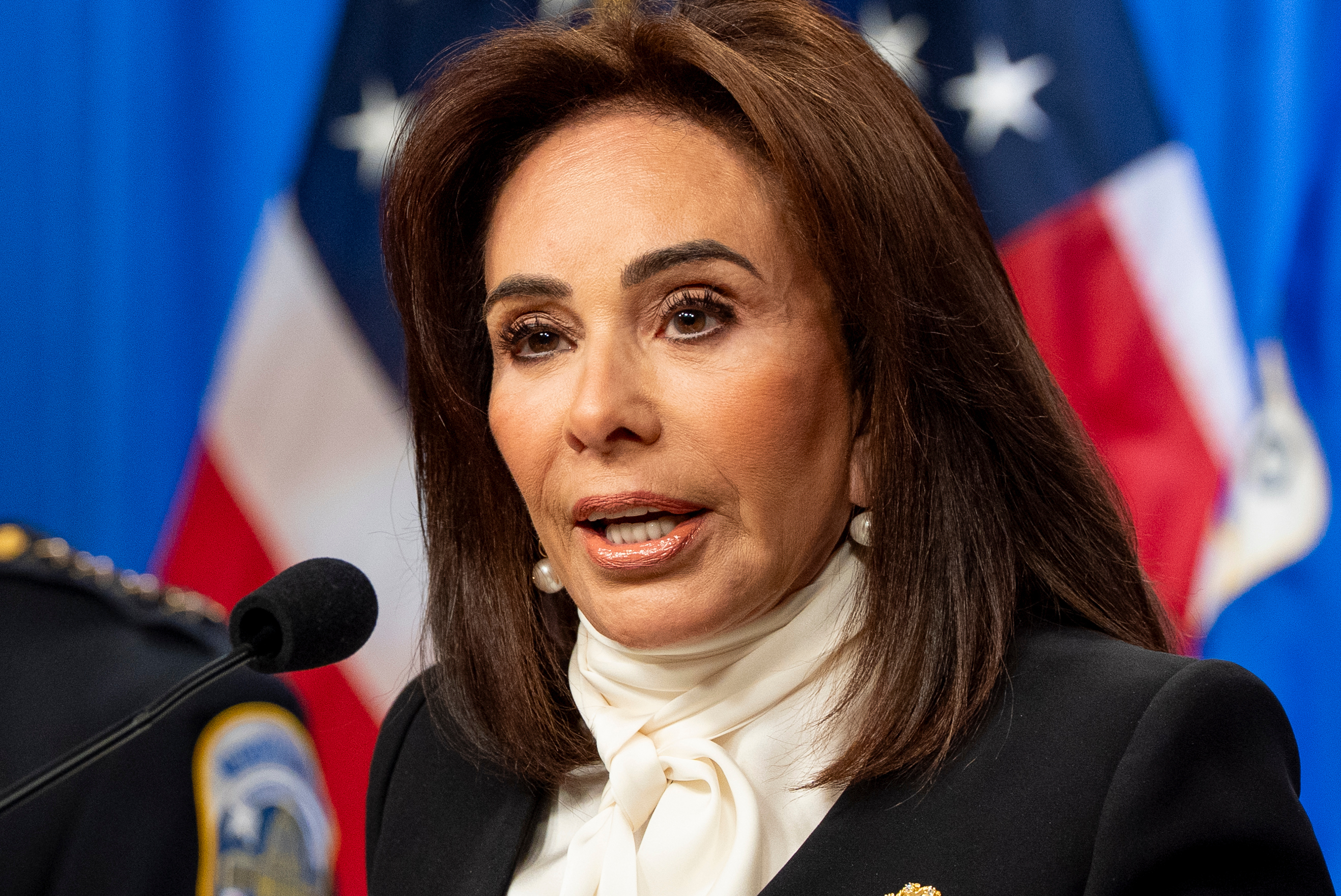 Trump evalúa destituir a Jeanine Pirro tras fracasar caso por presunto vandalismo en el Estanque Reflectante