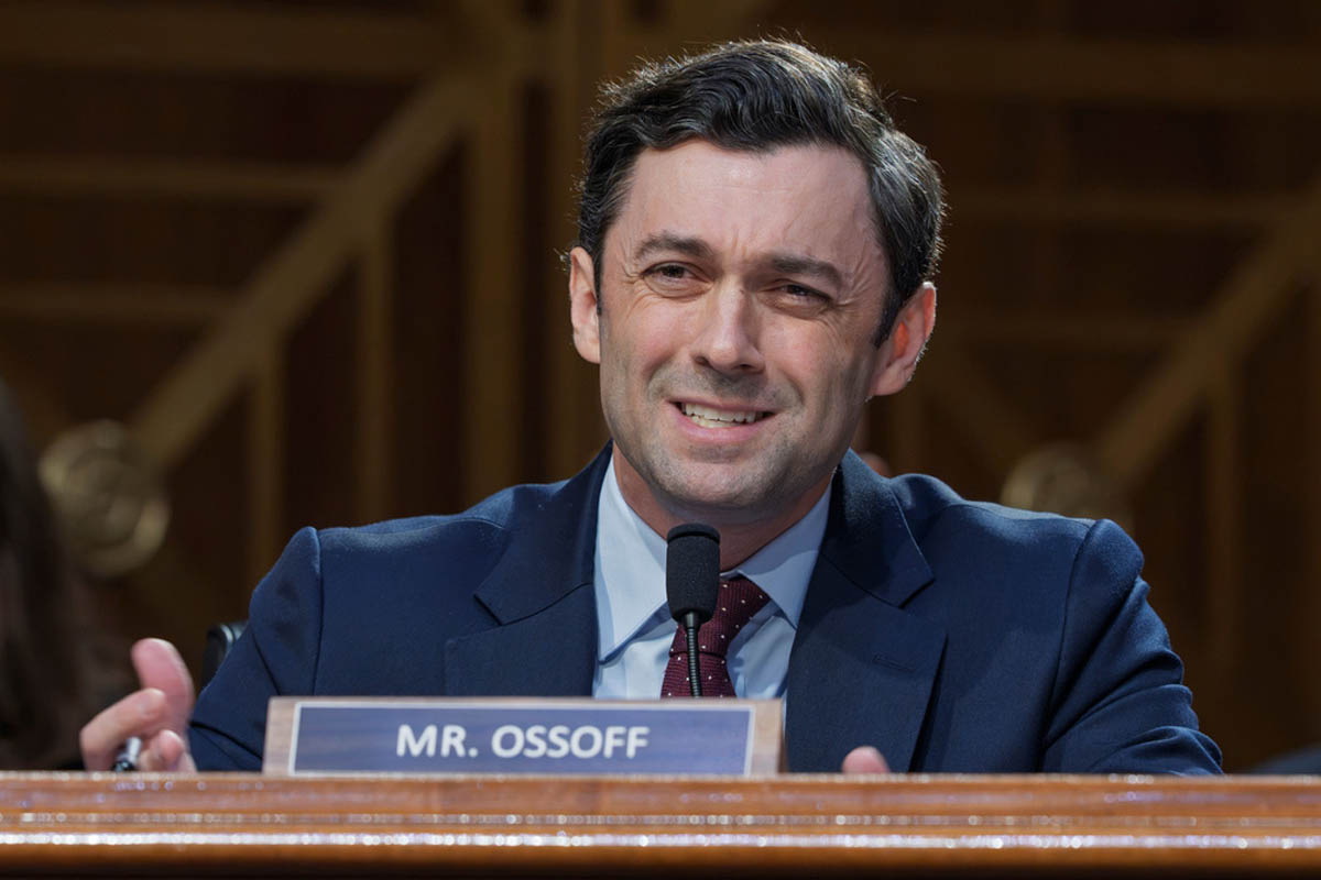 Jon Ossoff define a Donald Trump como "el presidente corrupto que evadió el servicio militar"