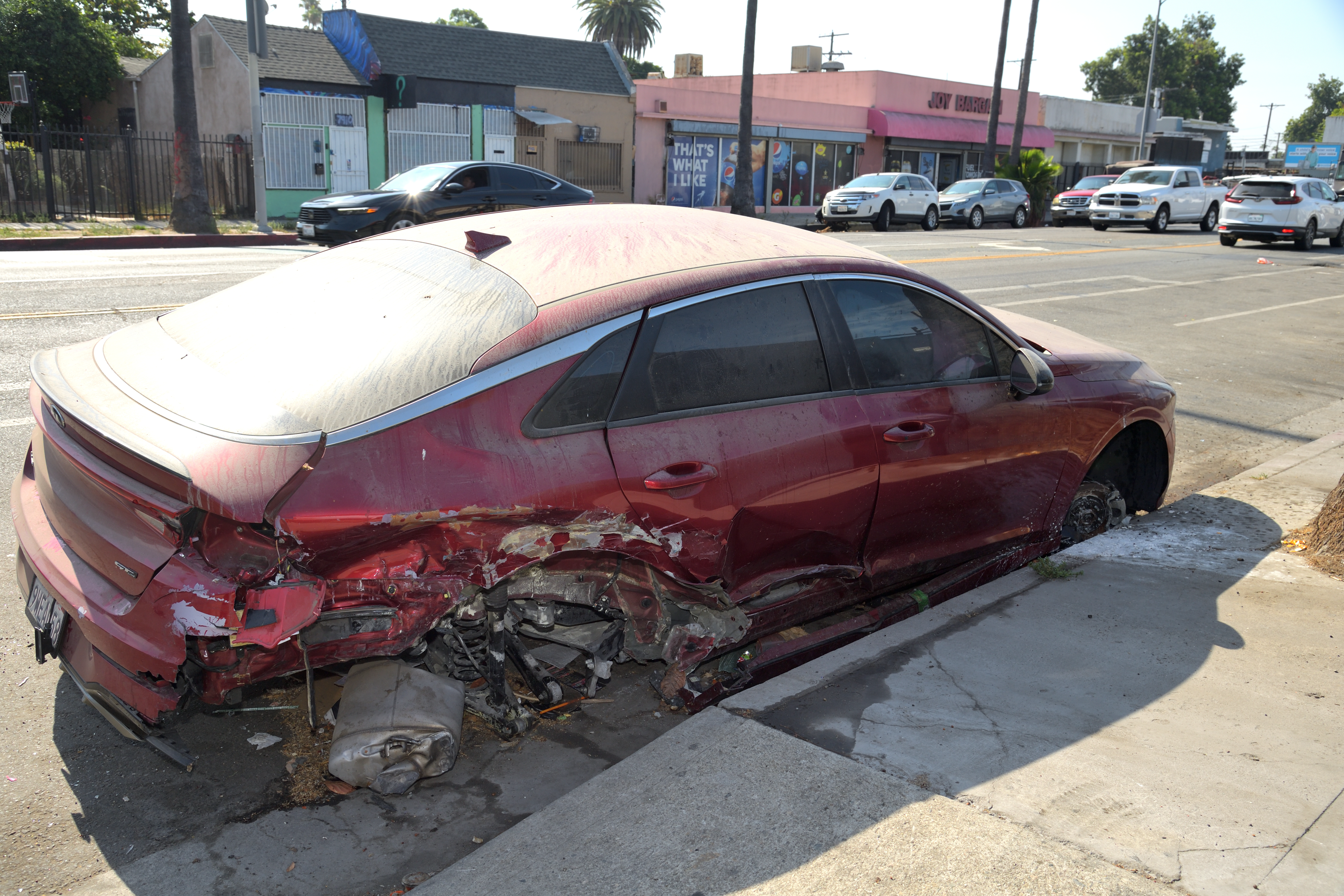 Inicia remolque de vehículos abandonados e inoperables en el sur de Los Ángeles