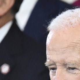 Kamala Harris al lado de Joe Biden