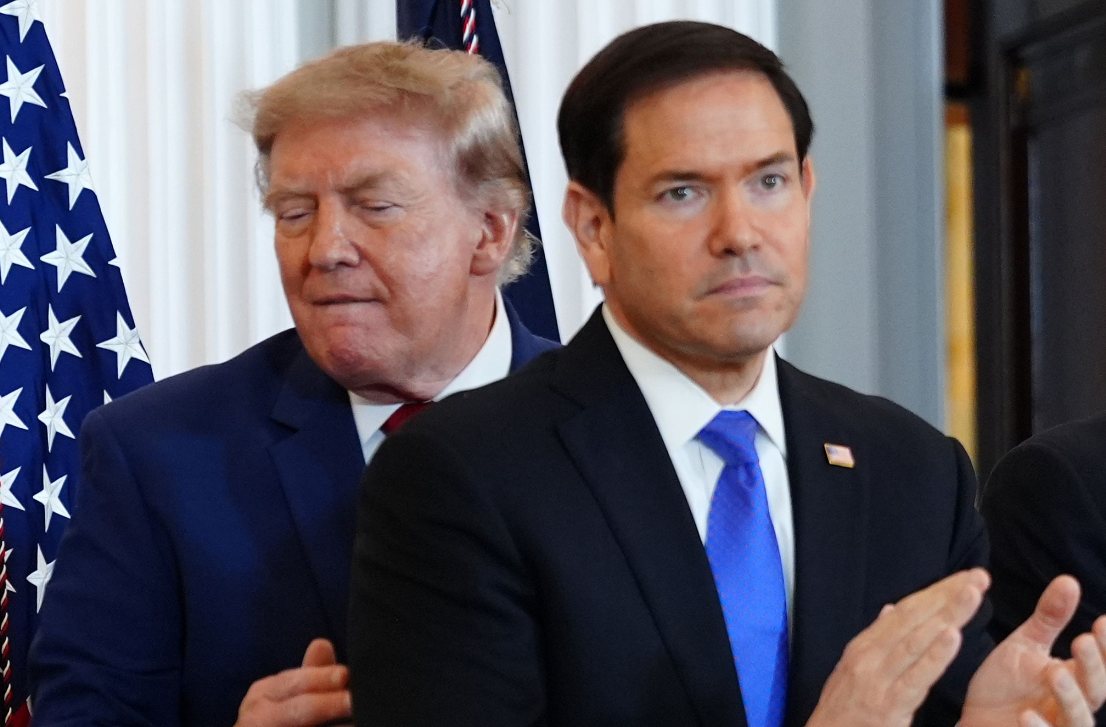 Trump prepara revocación masiva de visas de turismo y negocios a solicitantes de asilo