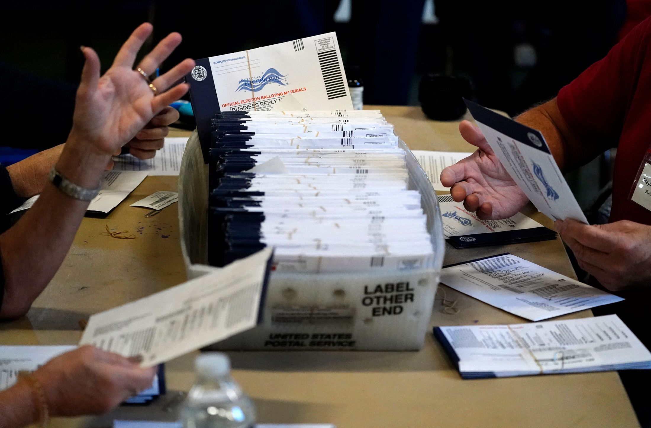 Juez federal pone en jaque el plan de Trump para restringir el voto por correo