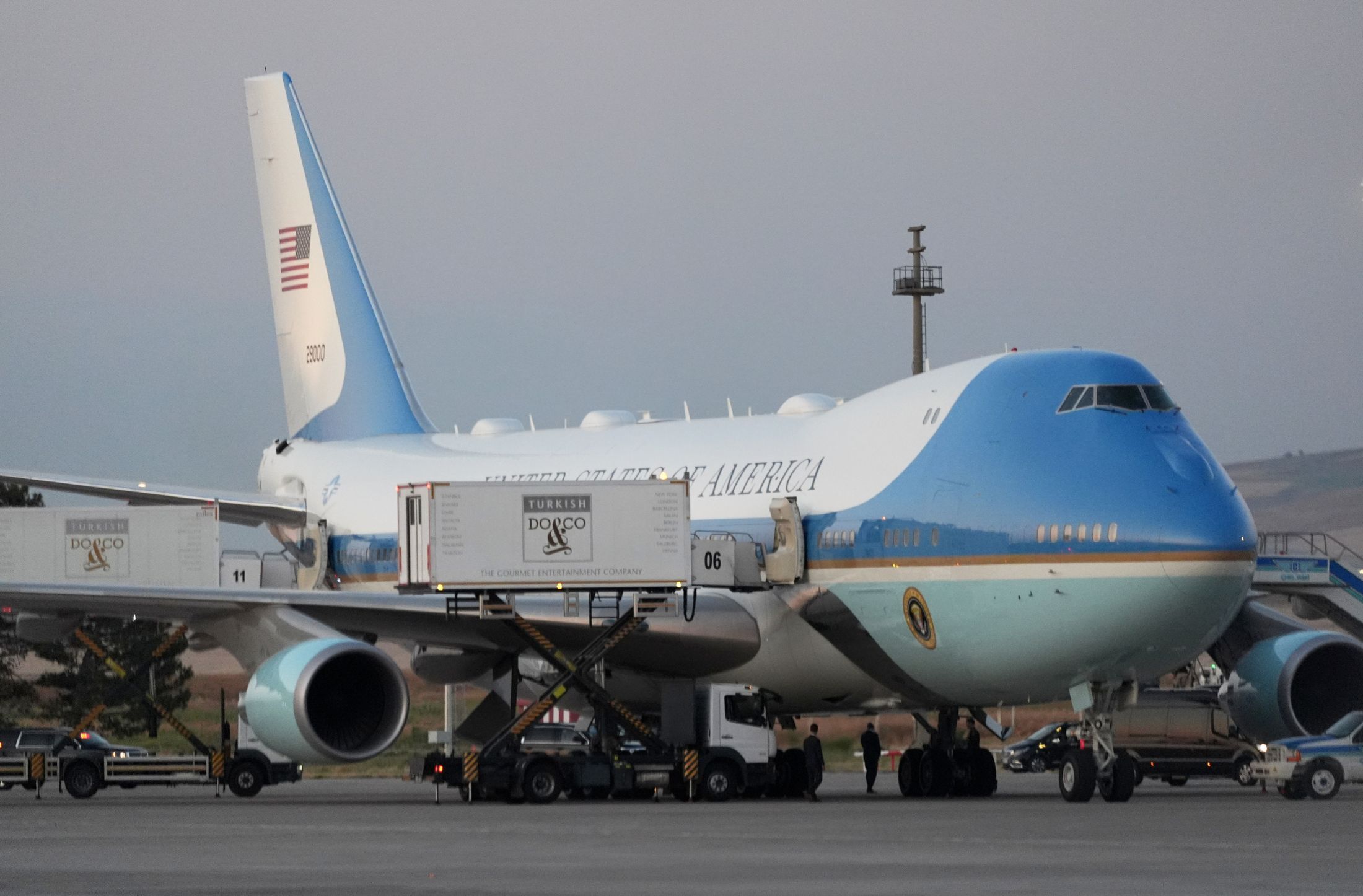 Trump cambió de avión por amenaza iraní; periodistas dicen que debieron saber del riesgo