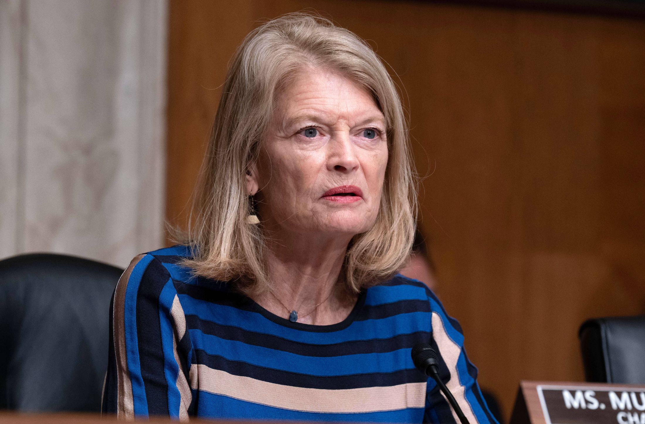 Lisa Murkowski desafía a Trump y se une al rechazo contra Todd Blanche