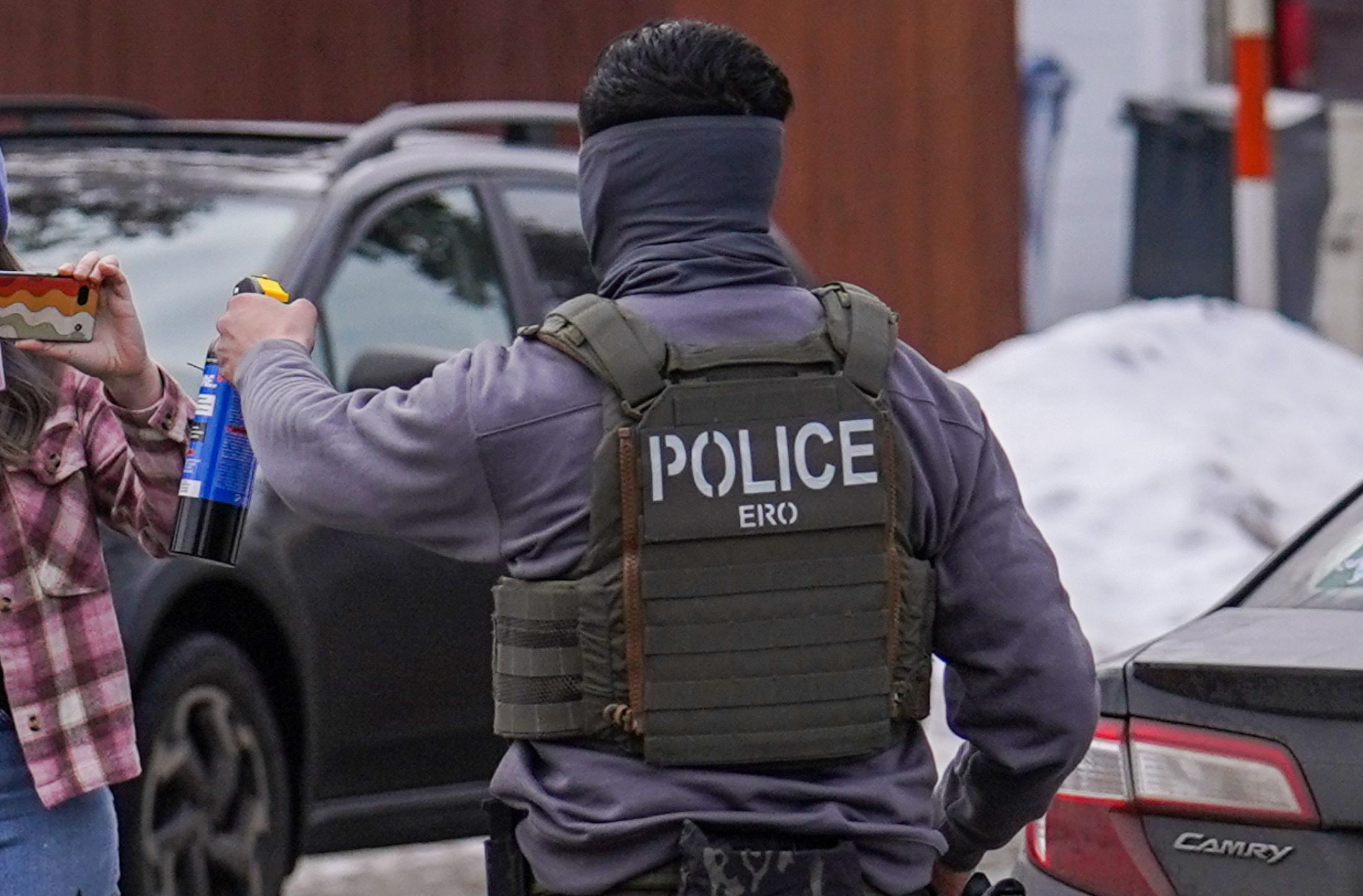 ICE rocía gas pimienta a mujer que grababa operativo en Manhattan y ella demanda a la agencia