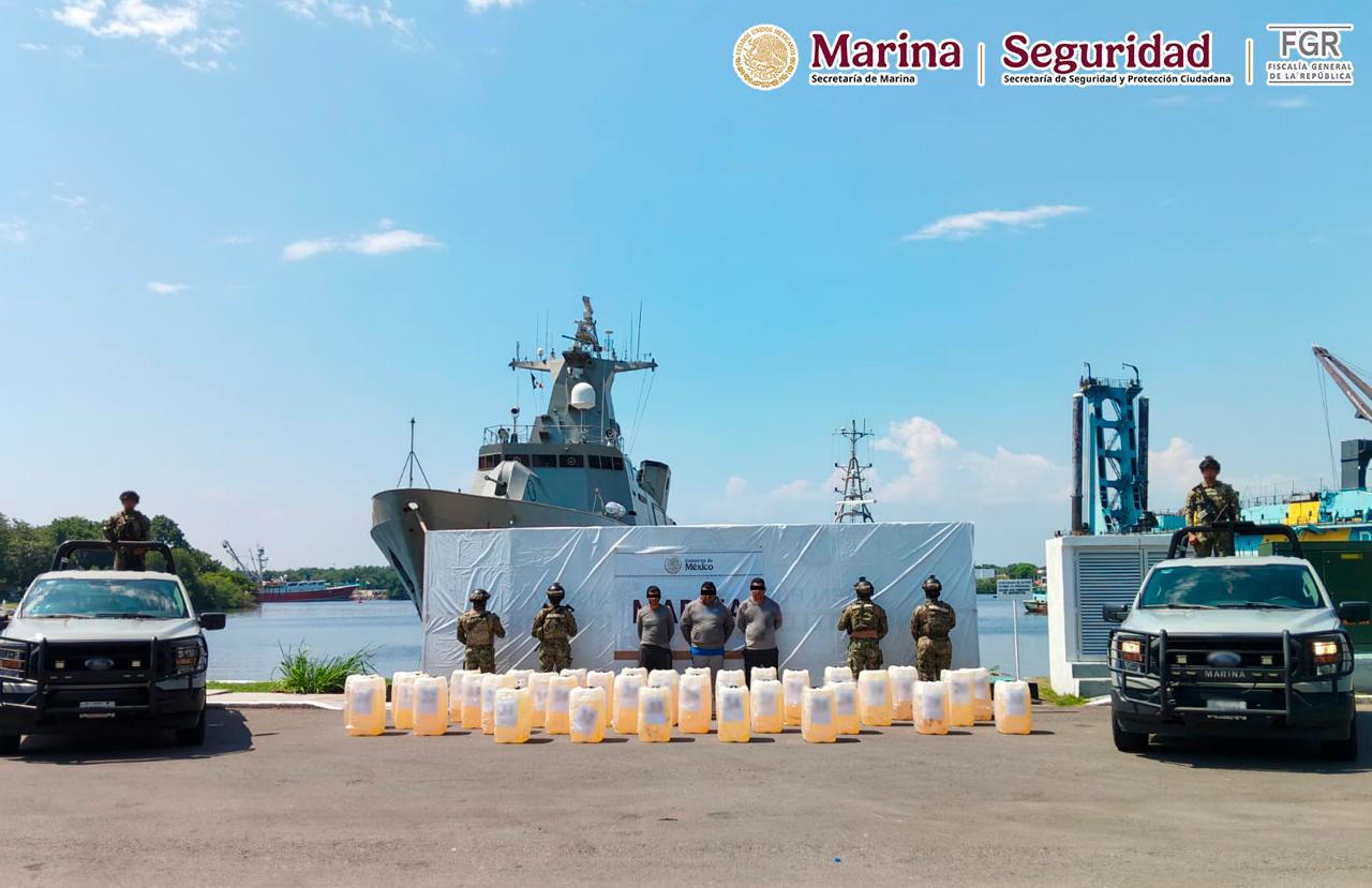 Marina decomisa 4.4 toneladas de cocaína en el Pacífico y detiene a 16 presuntos traficantes