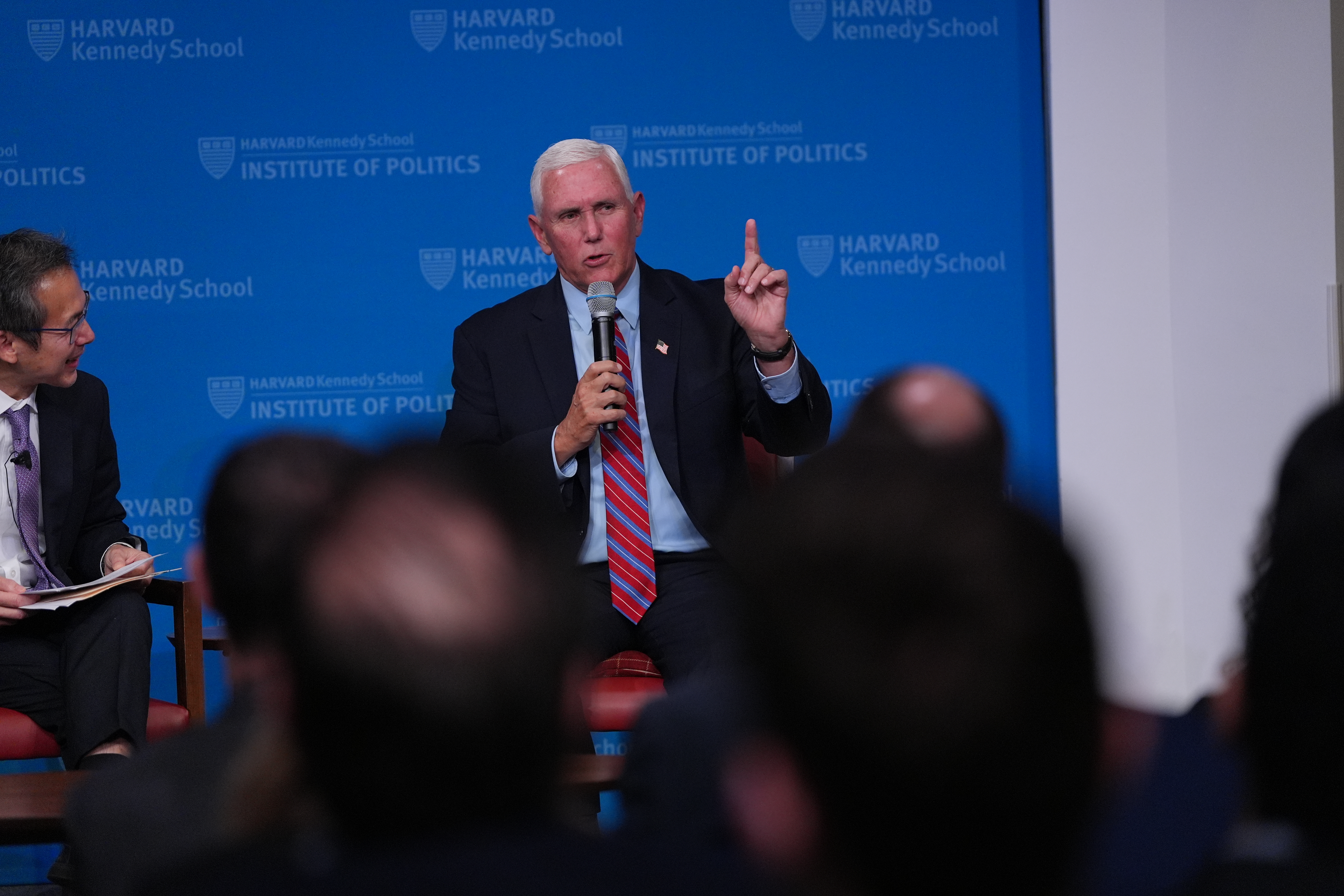 Mike Pence alerta sobre los efectos de una guerra comercial con Canadá y respalda presión a Irán