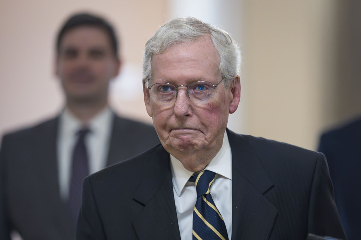 Mitch McConnell logra salir del hospital donde permaneció internado casi dos meses