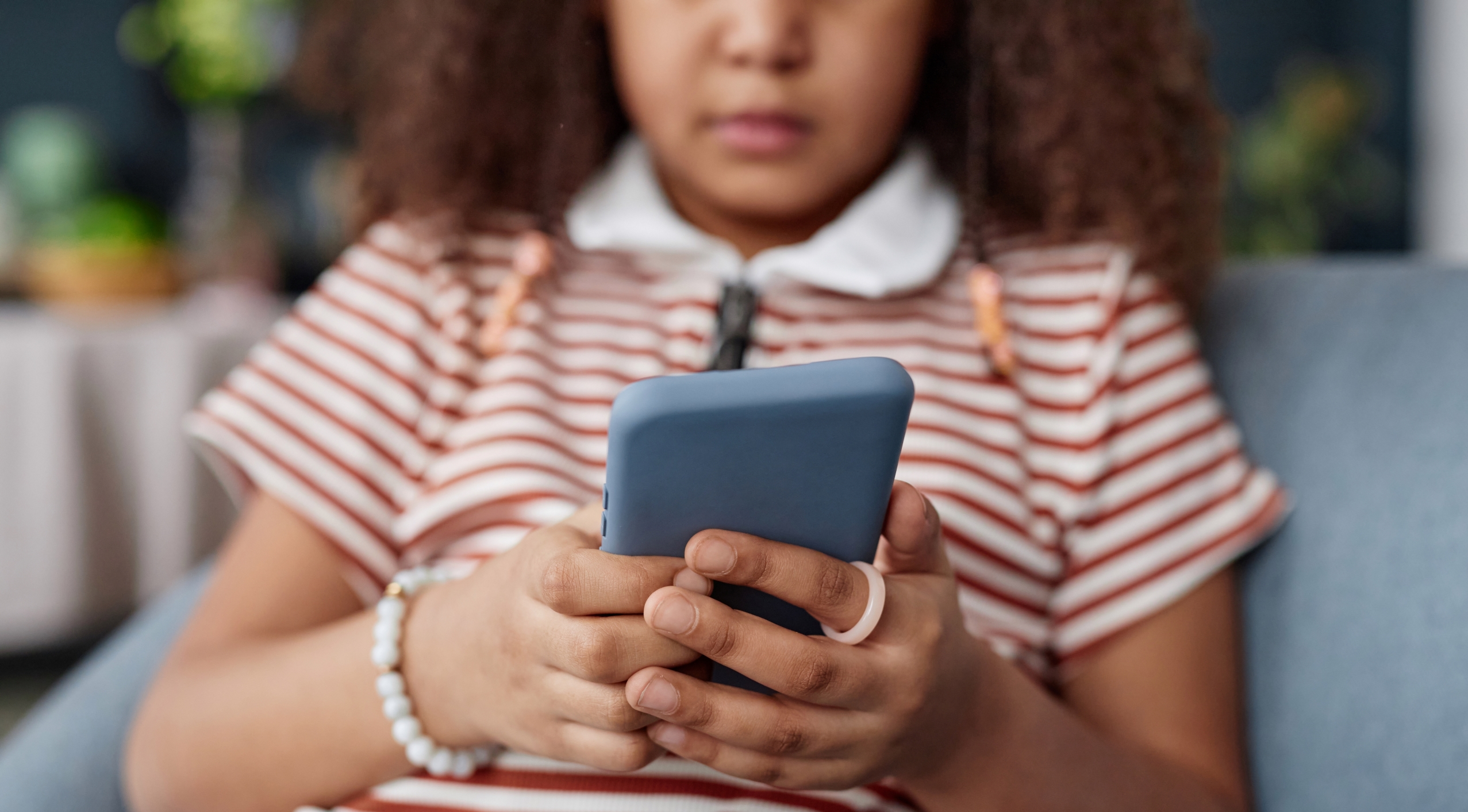 Cuenta temprana en redes sociales puede conllevar un menor rendimiento escolar
