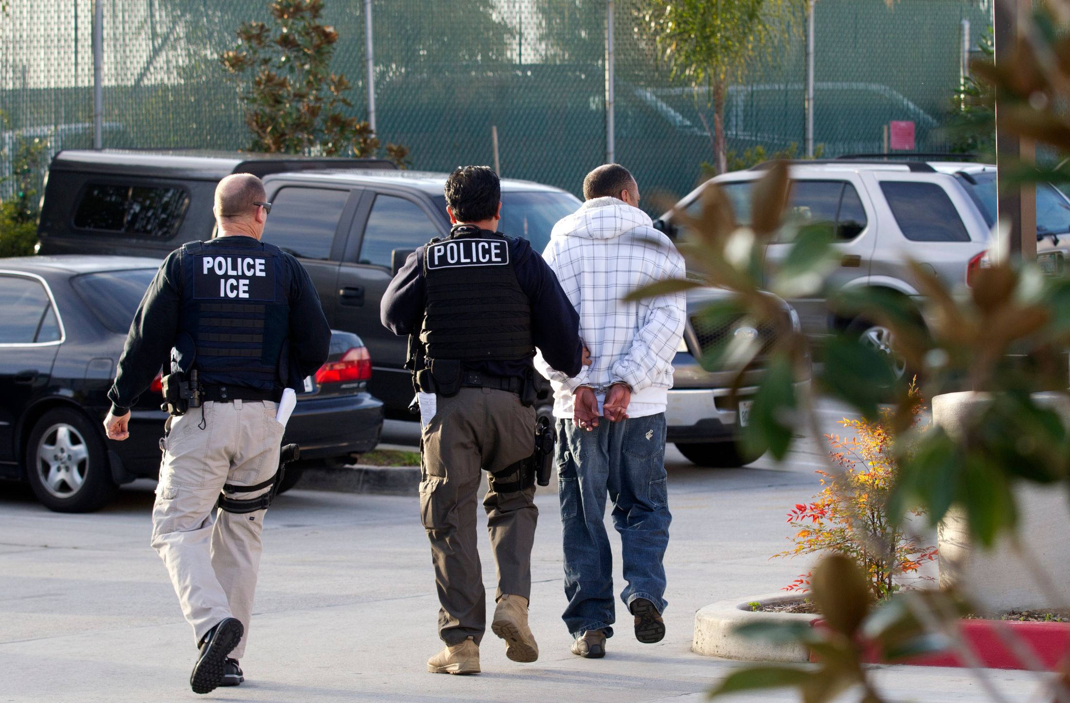 Hechos de la semana en inmigración: arrestos, muertes y guantes eléctricos para agentes de ICE