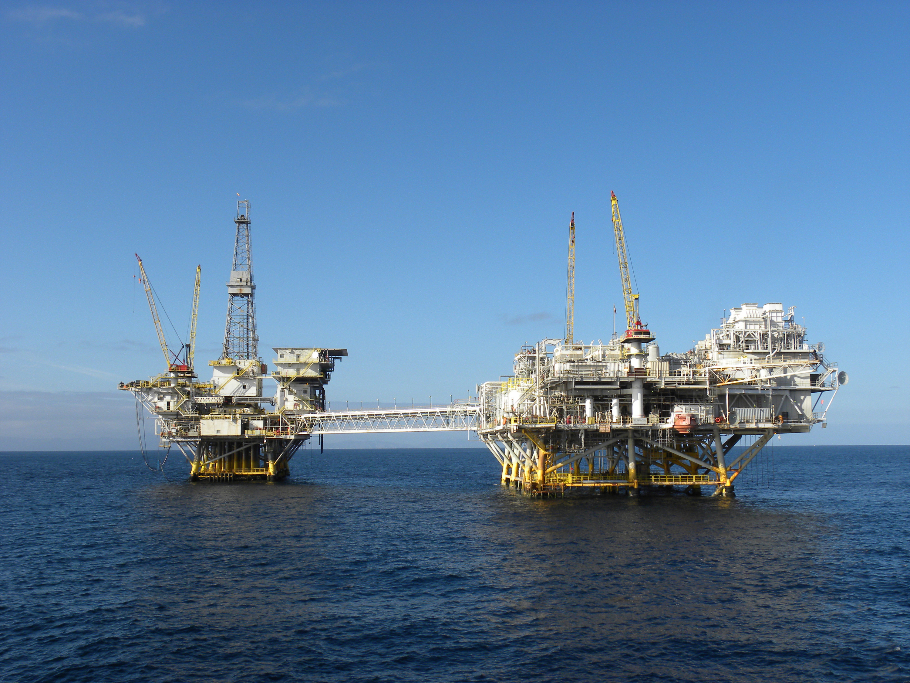 Juez autoriza bombeo de petróleo en oleoductos antiguos de California