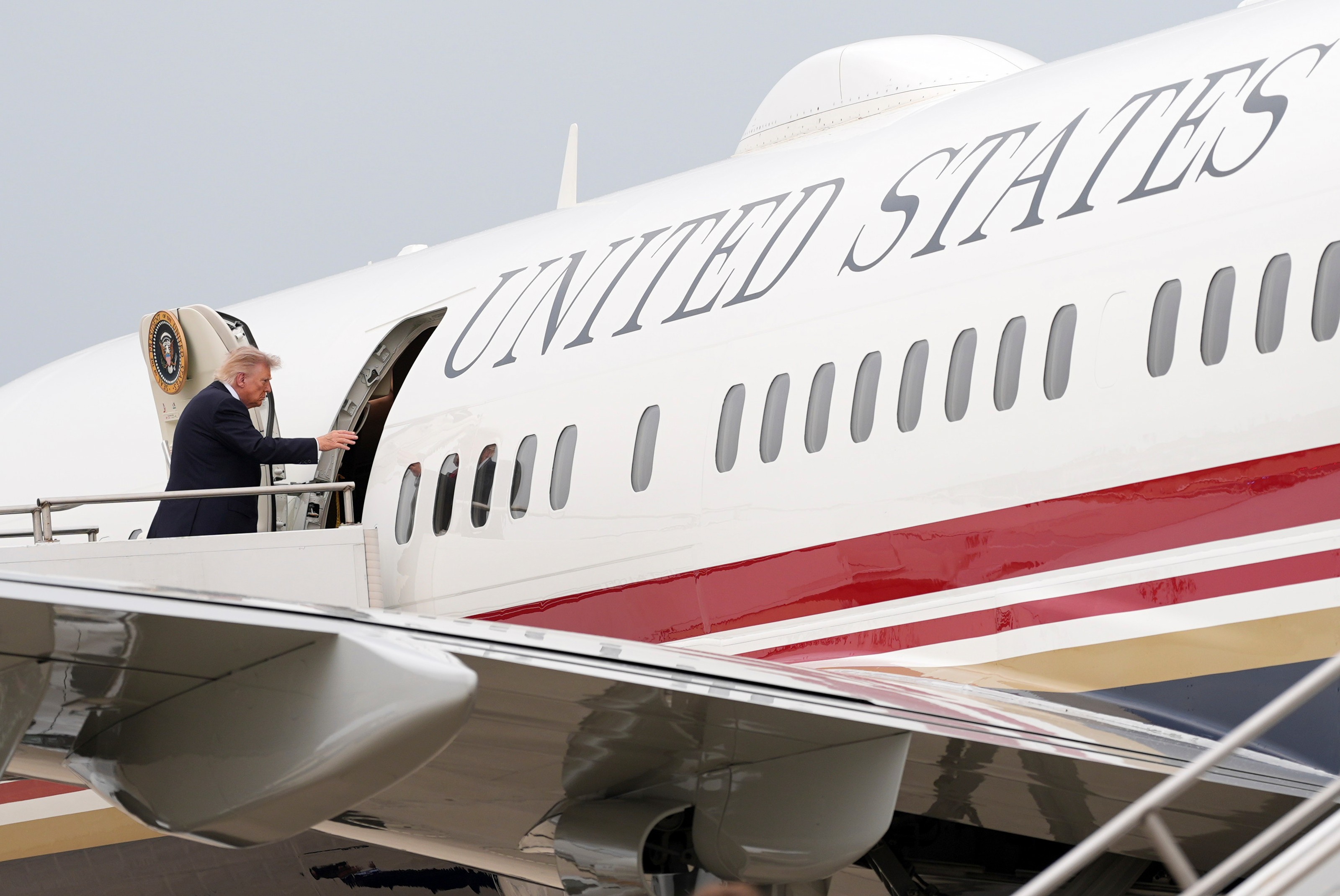 Trump viaja a su club de golf en Los Ángeles para asistir a evento del Partido Republicano