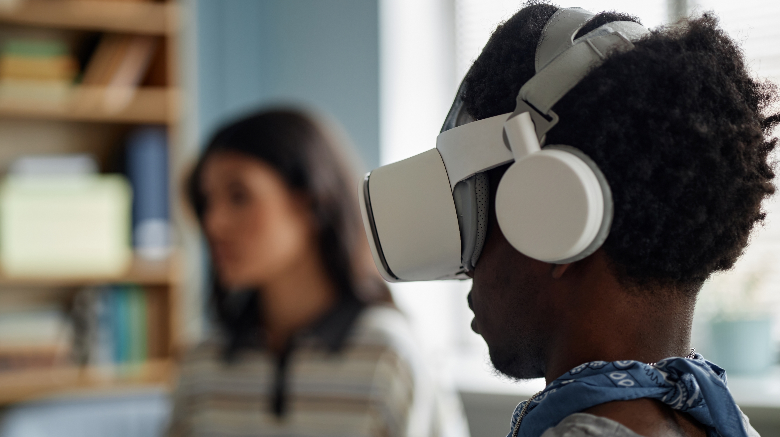 ¿Estamos ante un nuevo paradigma de vida? Las relaciones virtuales sustituyen a las reales y su efecto en la salud