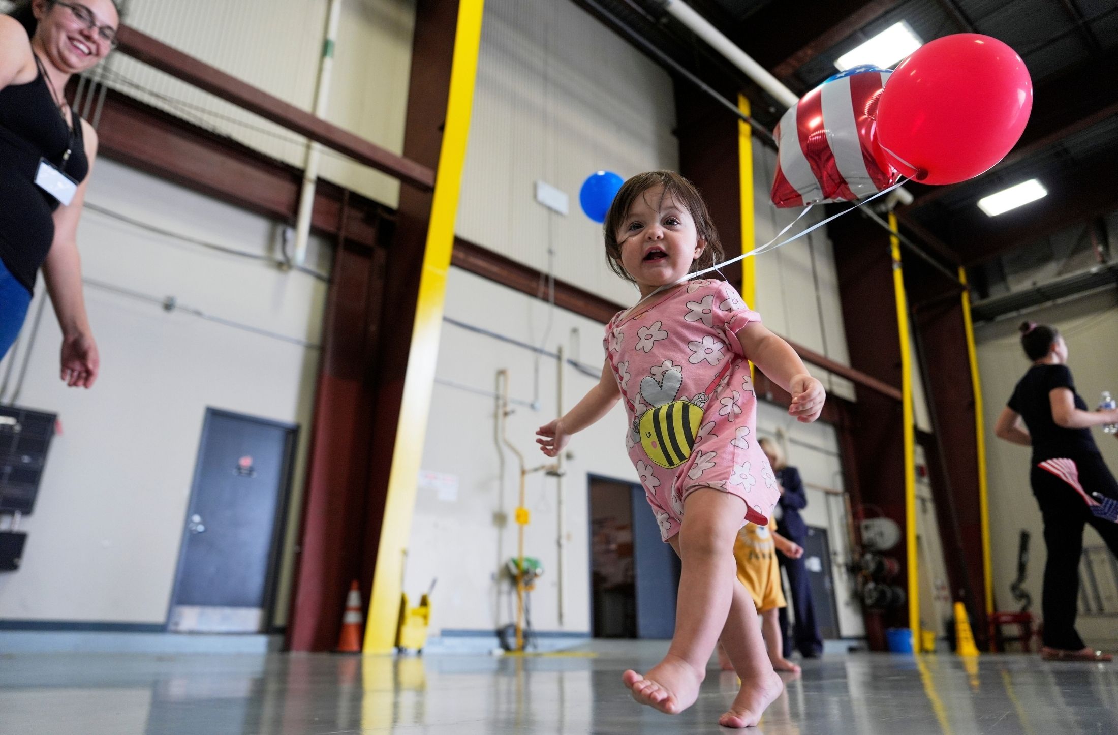 Trump alista ayuda de hasta $4,500 para refugiados sudafricanos blancos en EE.UU.