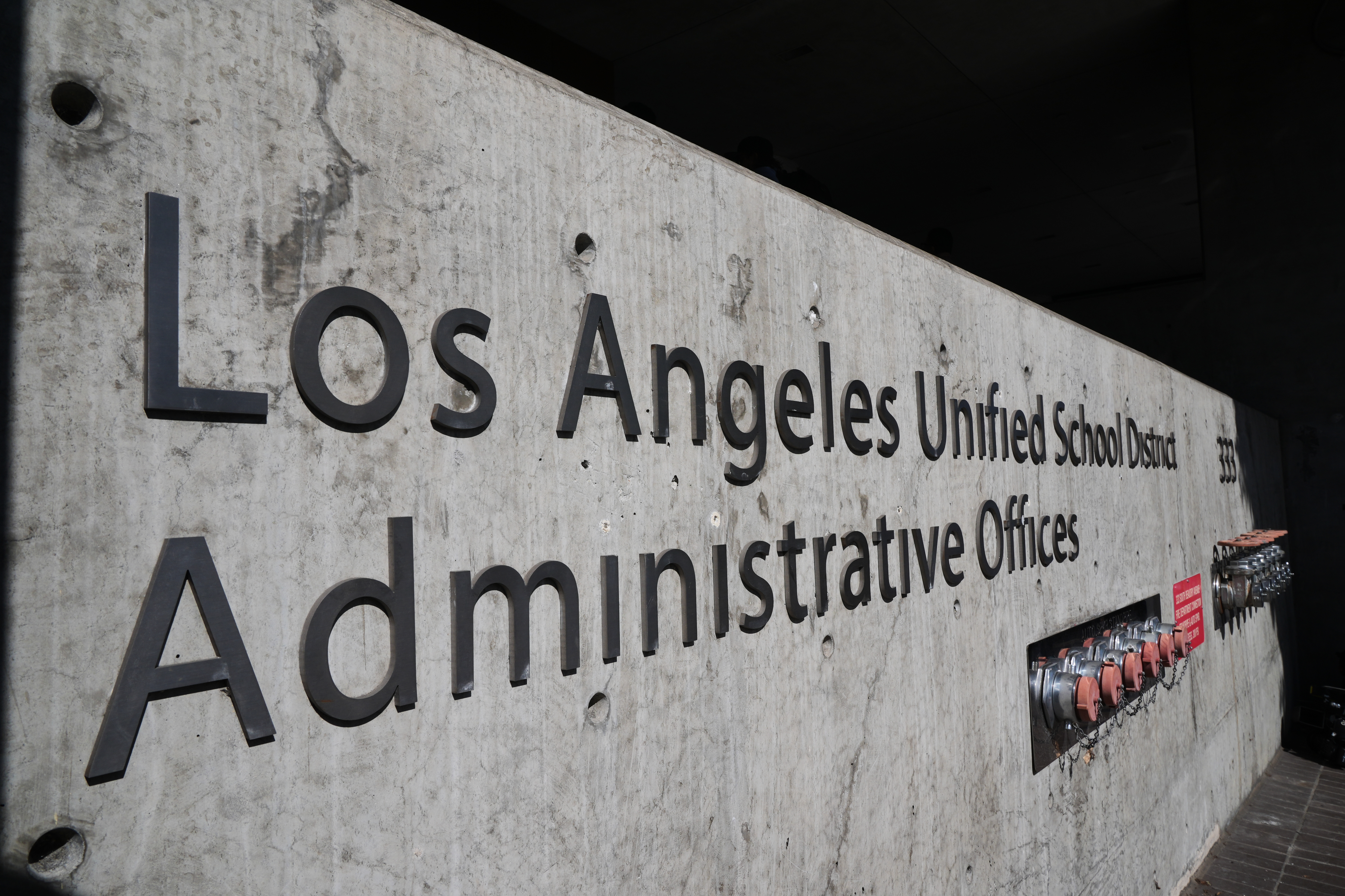 Familia de hispano demanda al LAUSD tras su muerte en 2024