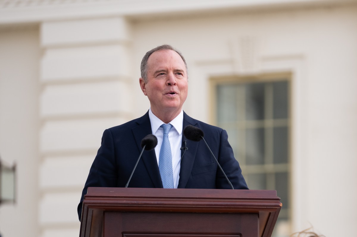Senador Adam Schiff condena operativo de ICE en bufete de inmigración de Sacramento