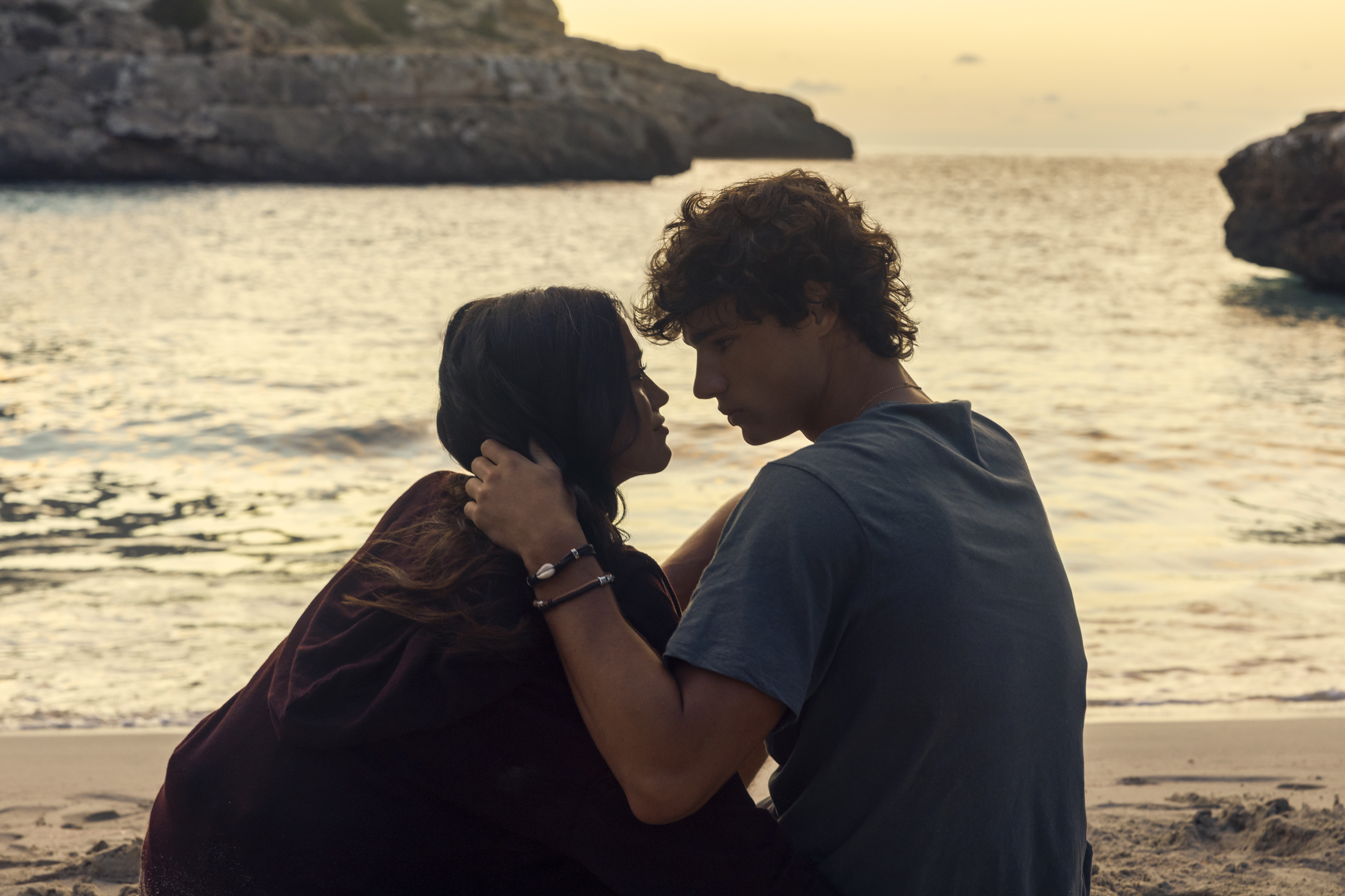 Maia Reficco (Ry) y Fernando Lindez (Julián) en "The Last Sunrise".