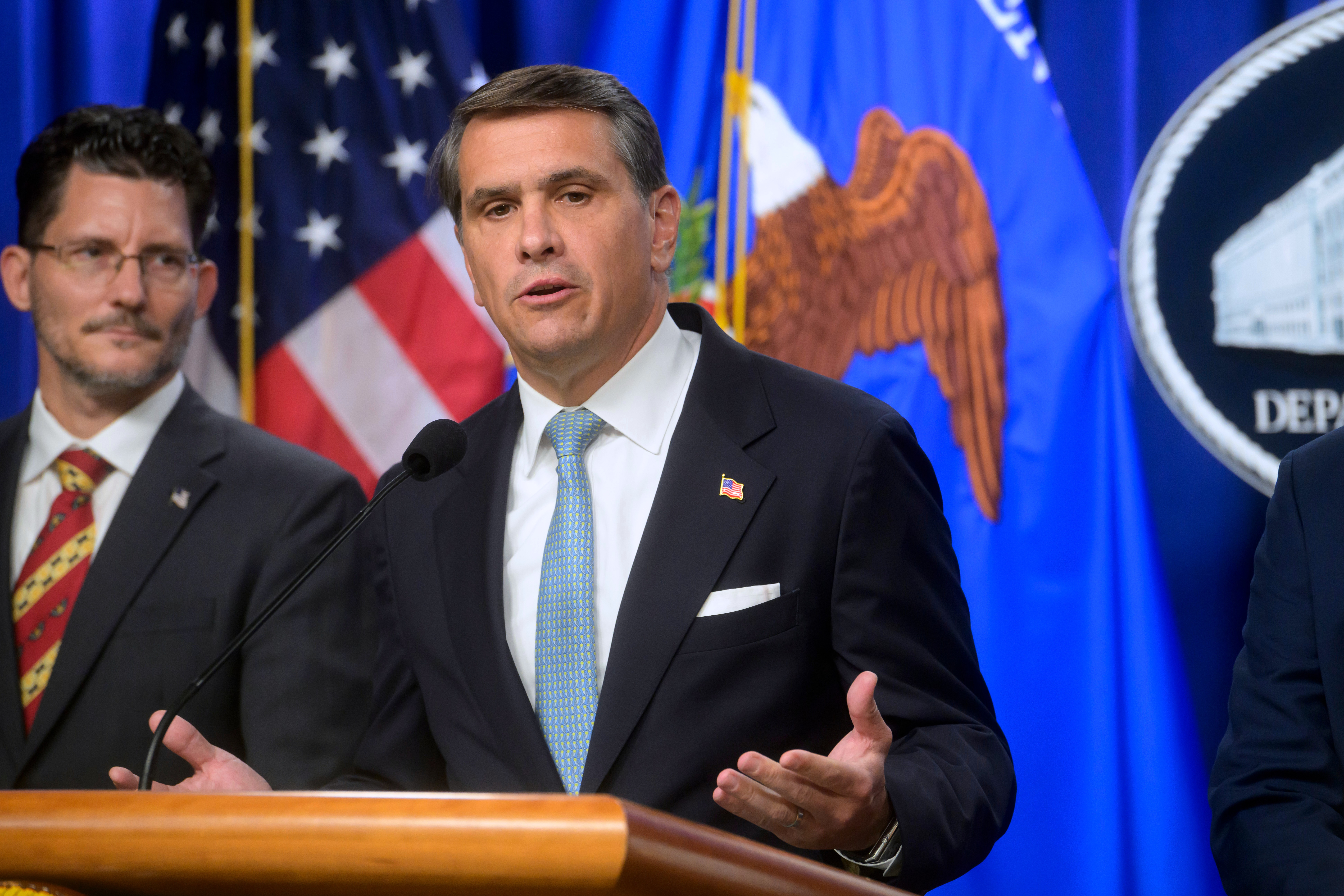 Todd Blanche, exabogado de Trump, jura como fiscal general tras superar una difícil confirmación en el Senado