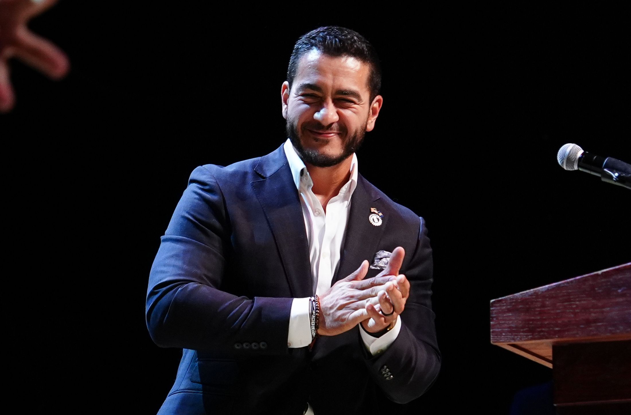 Abdul El-Sayed gana la primaria demócrata y va por el Senado de Michigan