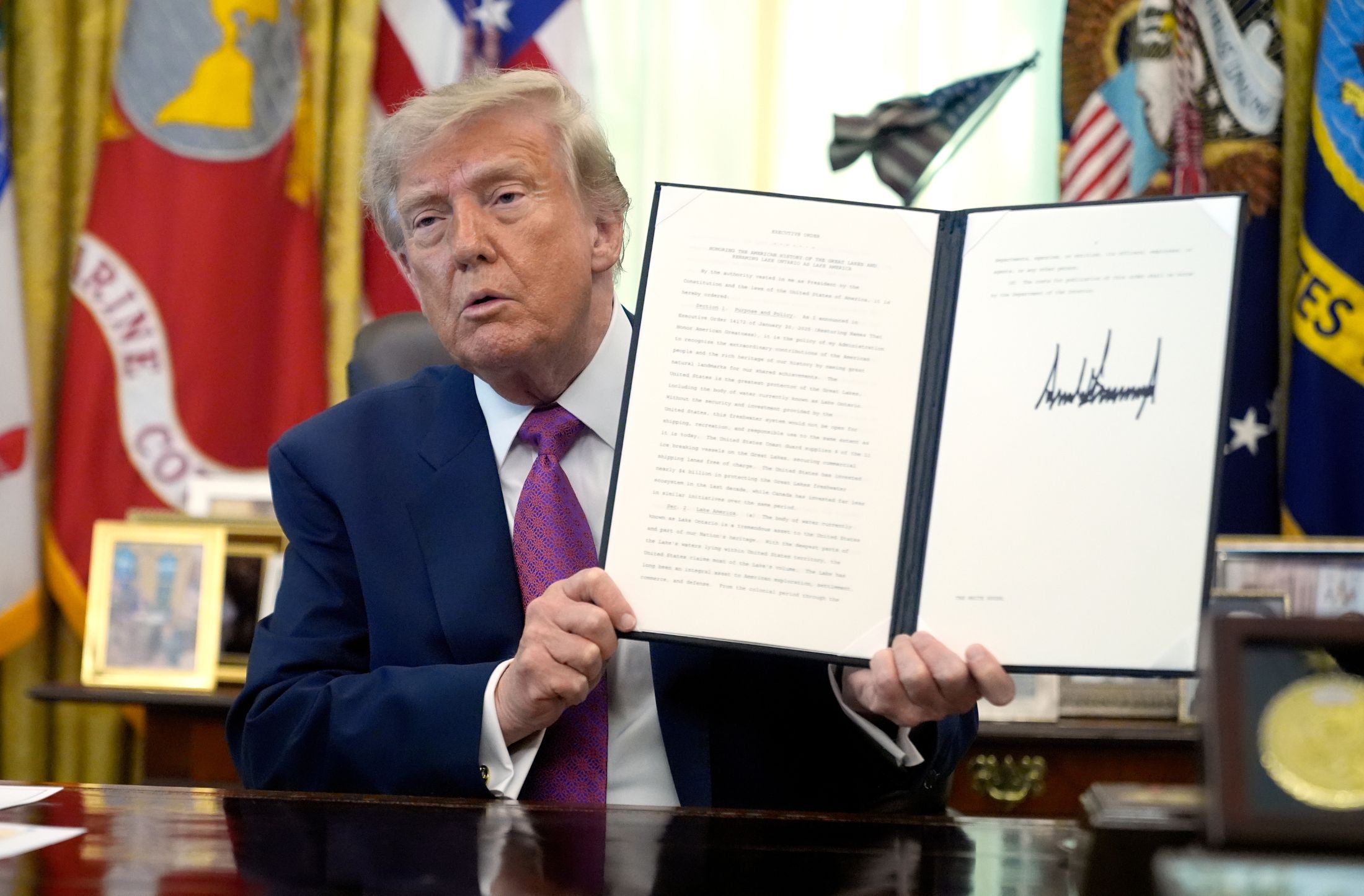 Trump firma orden y rebautiza el lago Ontario como lago América en pleno choque con Canadá