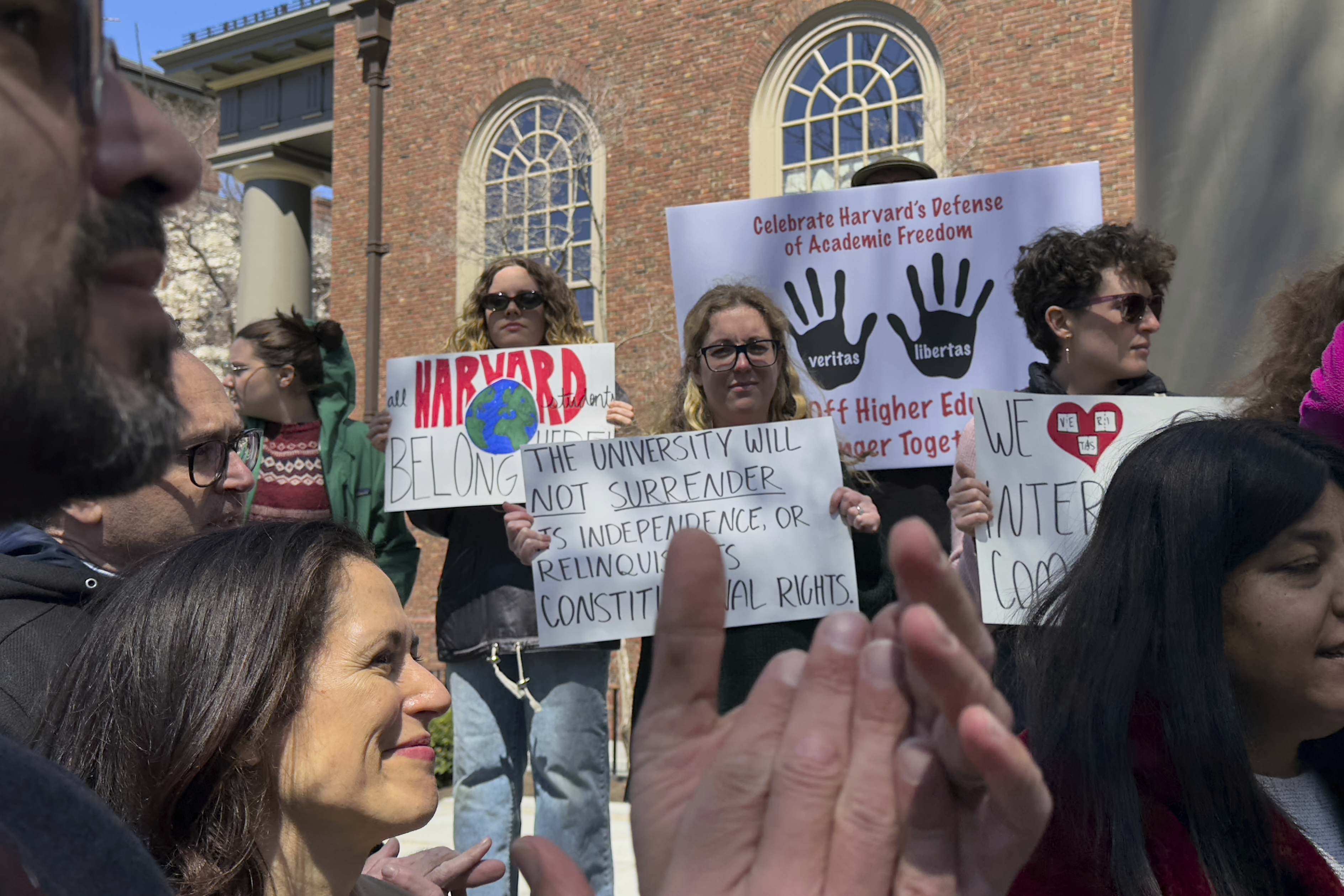 Un juez federal desestima la demanda contra Harvard por antisemitismo presentada por Trump