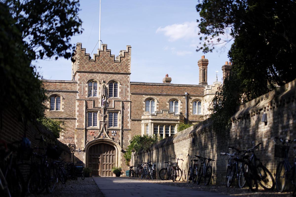 Exprofesor de Cambridge, a quien se le acusó de plagio, fue hallado muerto