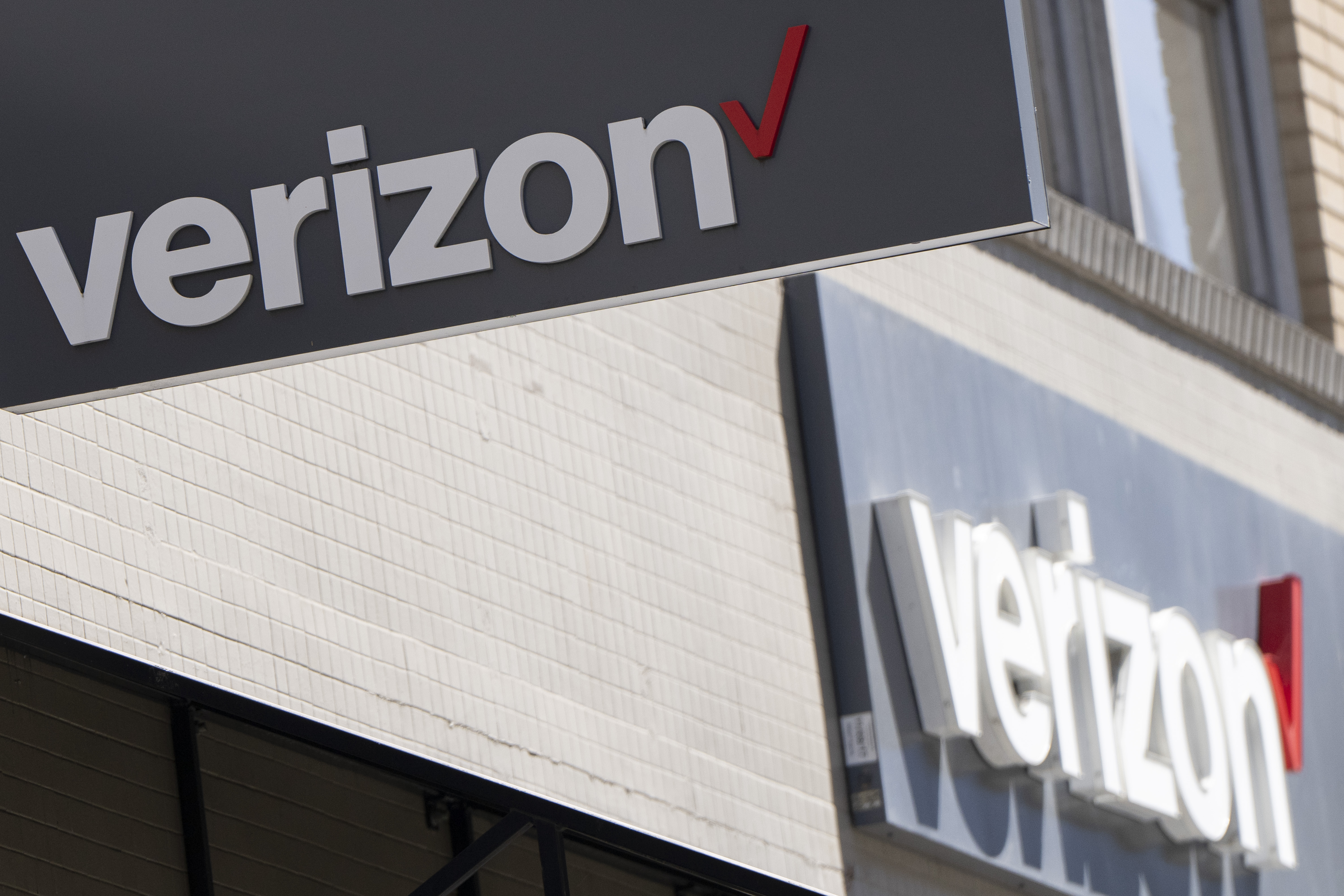 Verizon anuncia recompensa de $25,000 por responsables de vandalismo en Los Ángeles