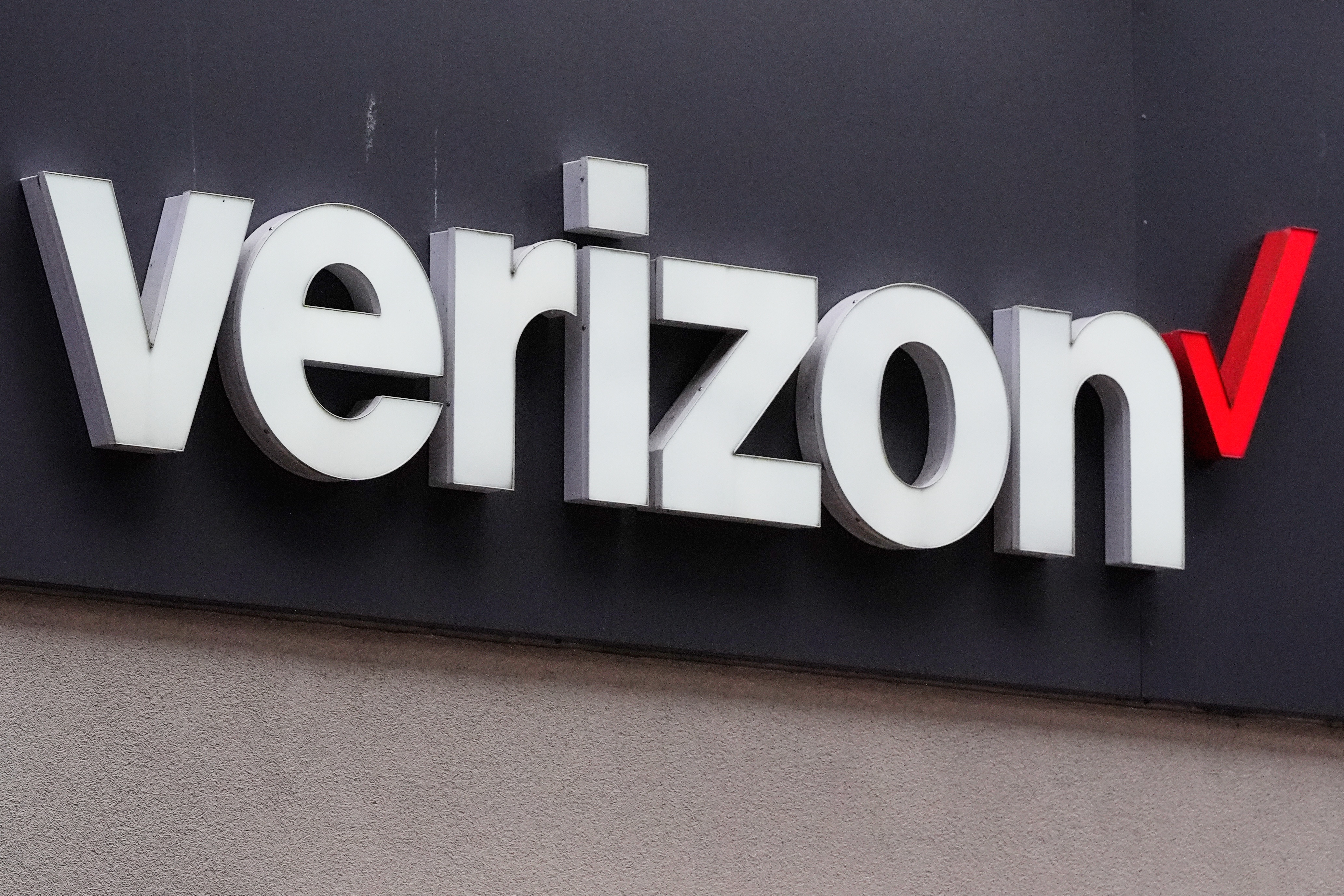 Verizon restablece servicios en el sur de California tras vandalismo