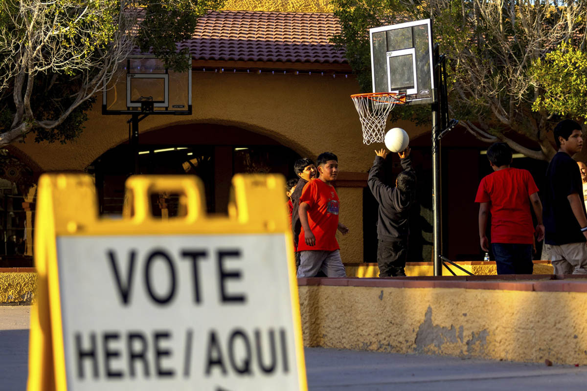 Demócratas lanzan una fuerte campaña bilingüe dirigida a captar el voto latino en Colorado