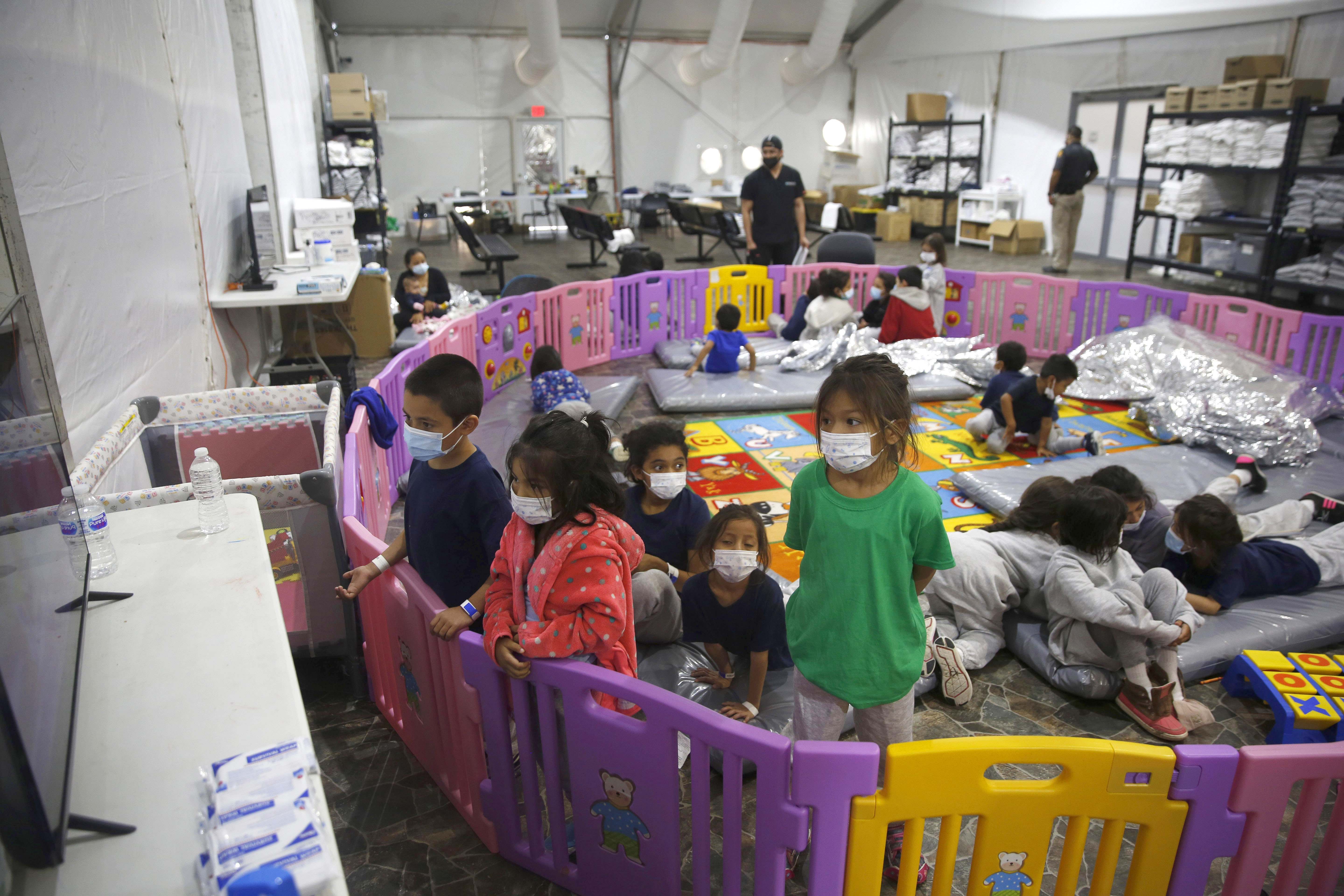 Young Center demanda a ICE para exigir transparencia sobre las “visitas de bienestar” a niños inmigrantes