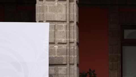 Sheinbaum presenta el modelo II del vehículo eléctrico mexicano "Olinia" en su versión de carga
