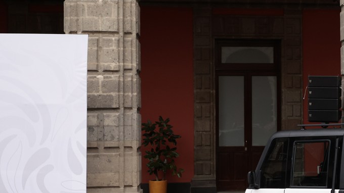 Sheinbaum presenta el modelo II del vehículo eléctrico mexicano "Olinia" en su versión de carga