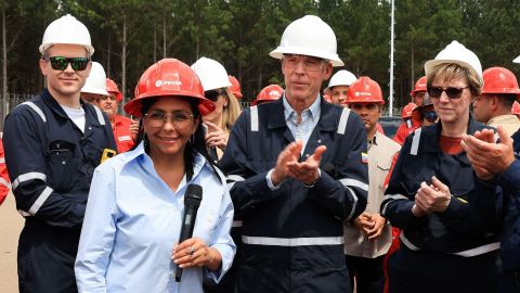 En qué consiste el "mayor acuerdo petrolero de la historia" anunciado por EE.UU. y Venezuela, y por qué es tan polémico