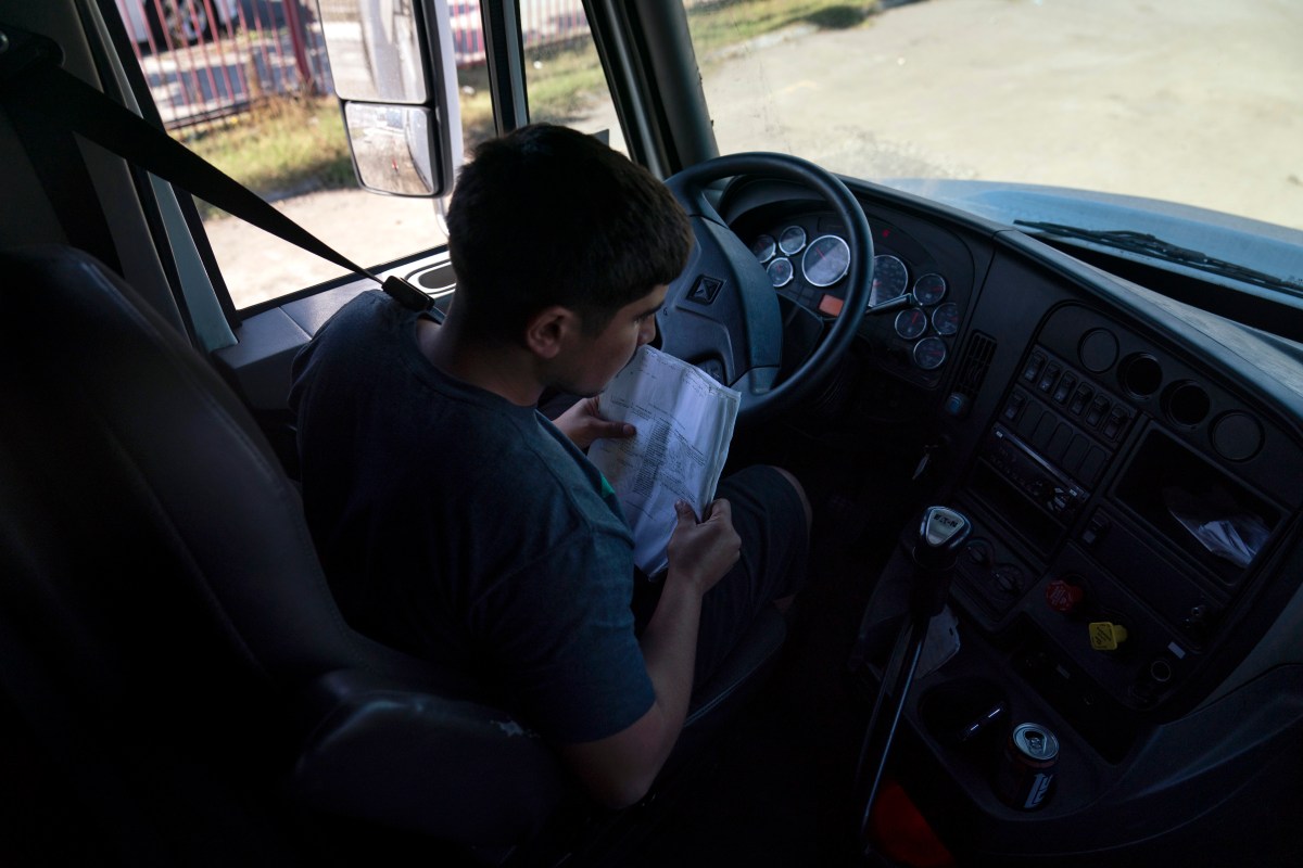 Photo: laopinion.com La disputa enfrenta a varios estados con la administración de Trump por el acceso a los registros de conductores comerciales