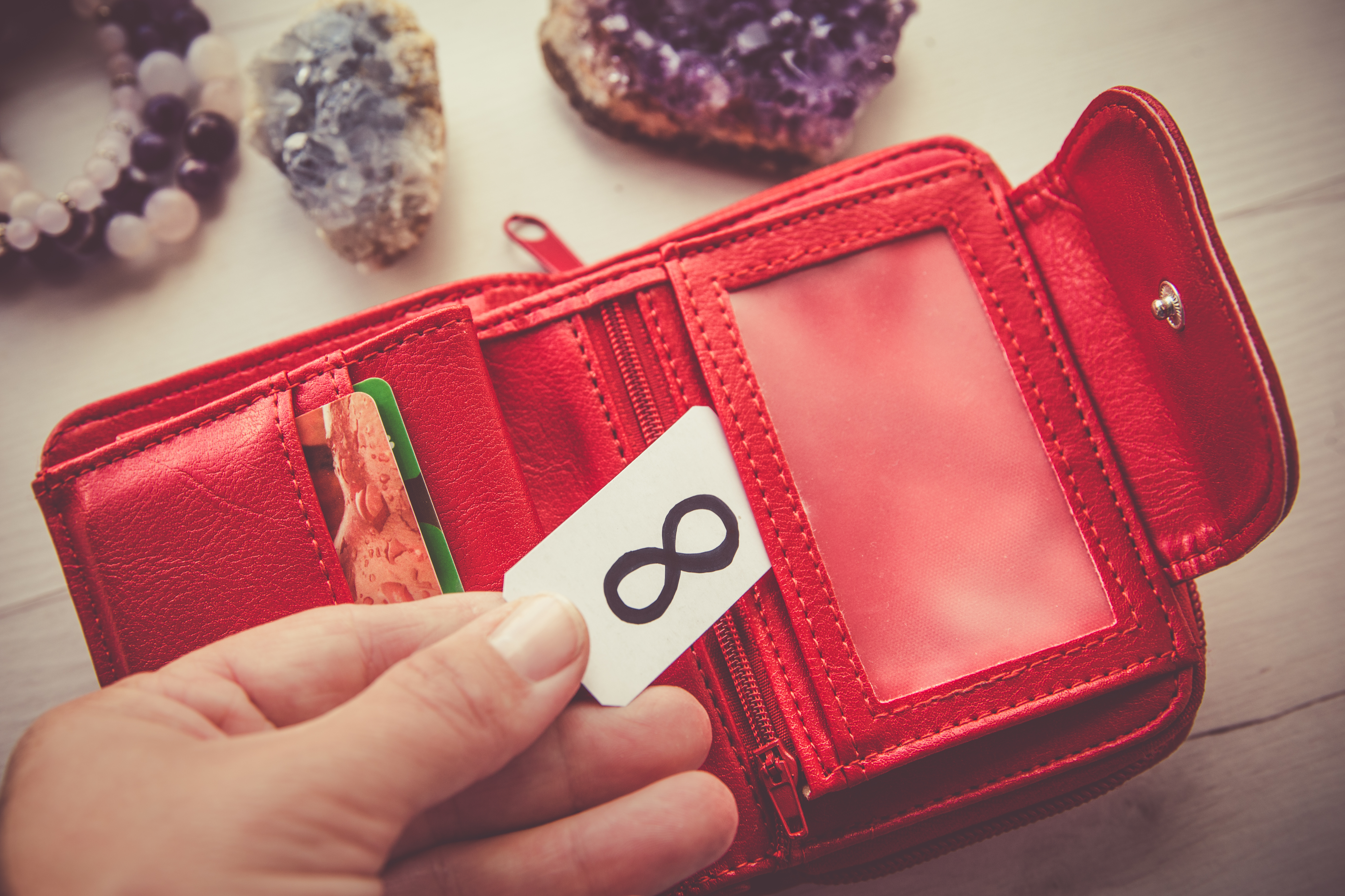 4 amuletos de la suerte que puedes llevar en tu cartera para atraer dinero