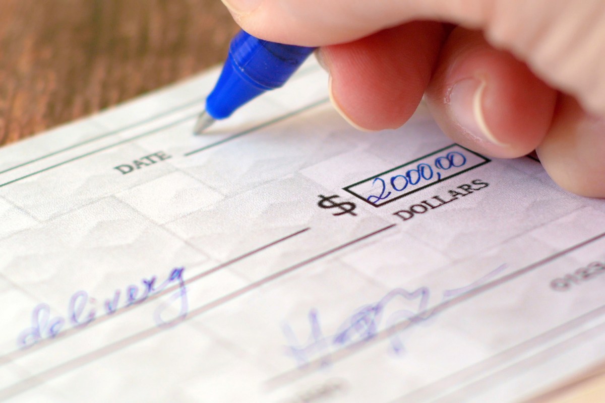 Cómo se hace el ritual del cheque de la abundancia para atraer dinero