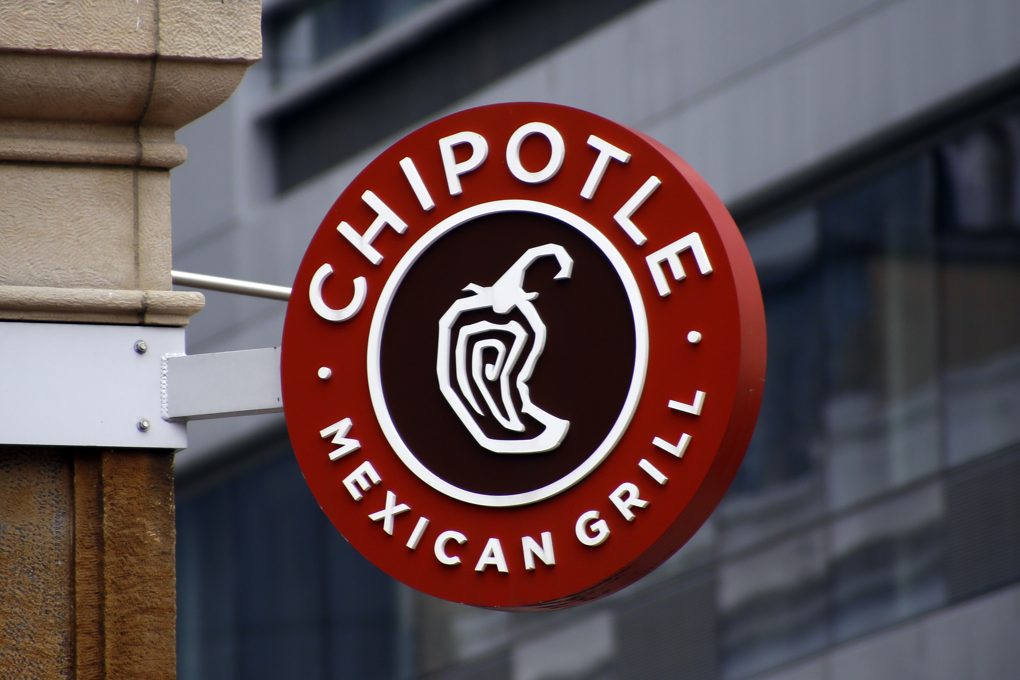 Investigan jalapeños de Chipotle por posible vínculo con brote de salmonela que suma más de 100 casos