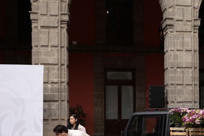 Sheinbaum presenta el modelo II del vehículo eléctrico mexicano "Olinia" en su versión de carga