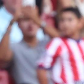 MADRID, 23/08/2026.- El delantero del Atlético de Madrid Guiuliano Simeone (d) saluda a Julián Álvarez al entrar en el terreno de juego, durante el partido de LaLiga de fútbol que Atlético de Madrid y Villarreal CF disputan este domingo en el estadio Metropolitano. EFE/Kiko Huesca