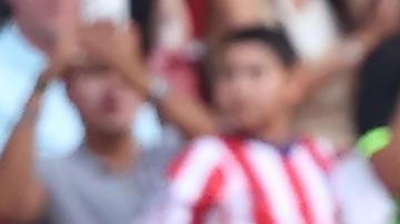 MADRID, 23/08/2026.- El delantero del Atlético de Madrid Guiuliano Simeone (d) saluda a Julián Álvarez al entrar en el terreno de juego, durante el partido de LaLiga de fútbol que Atlético de Madrid y Villarreal CF disputan este domingo en el estadio Metropolitano. EFE/Kiko Huesca