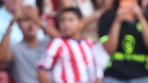 MADRID, 23/08/2026.- El delantero del Atlético de Madrid Guiuliano Simeone (d) saluda a Julián Álvarez al entrar en el terreno de juego, durante el partido de LaLiga de fútbol que Atlético de Madrid y Villarreal CF disputan este domingo en el estadio Metropolitano. EFE/Kiko Huesca