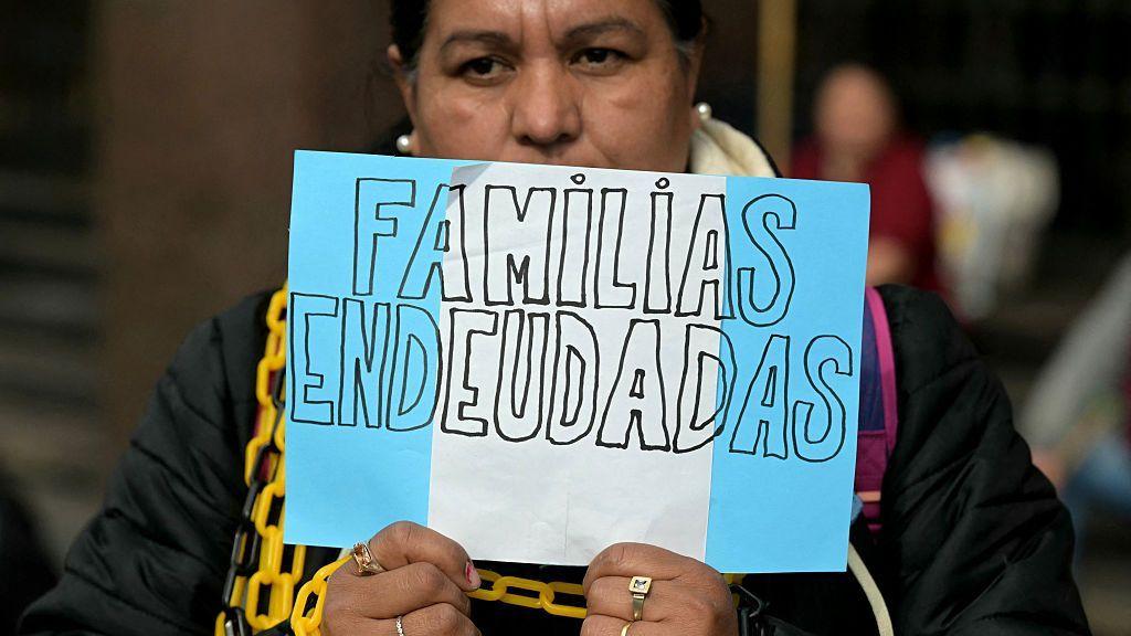 "Ya ni intentamos refinanciar la deuda porque es impagable": los millones de argentinos que se han convertido en morosos