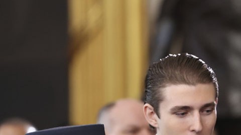 Donald Trump acompañado por los miembros de su familia