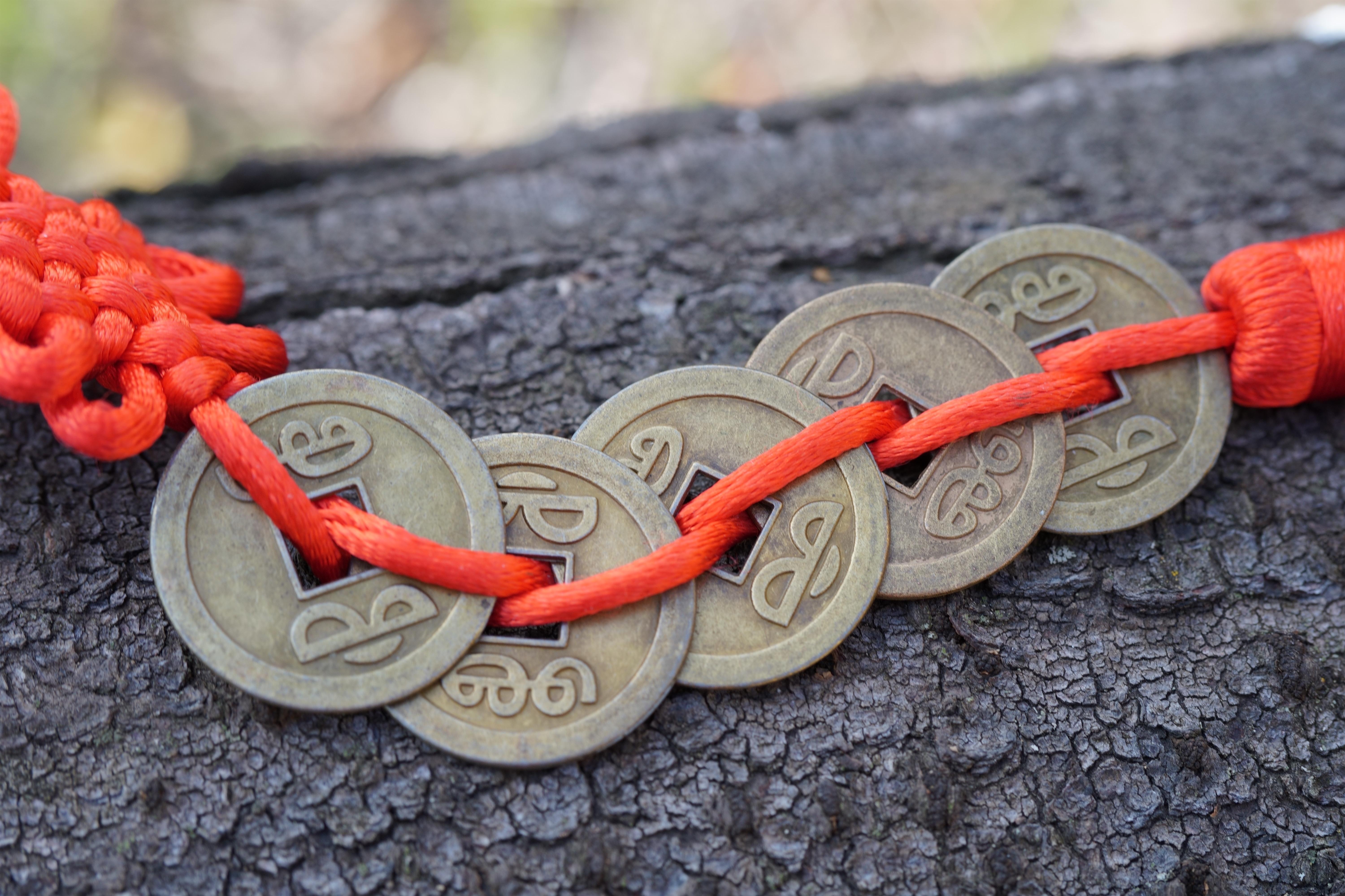Qué simbolizan las monedas chinas en el Feng Shui y cómo usarlas para la abundancia